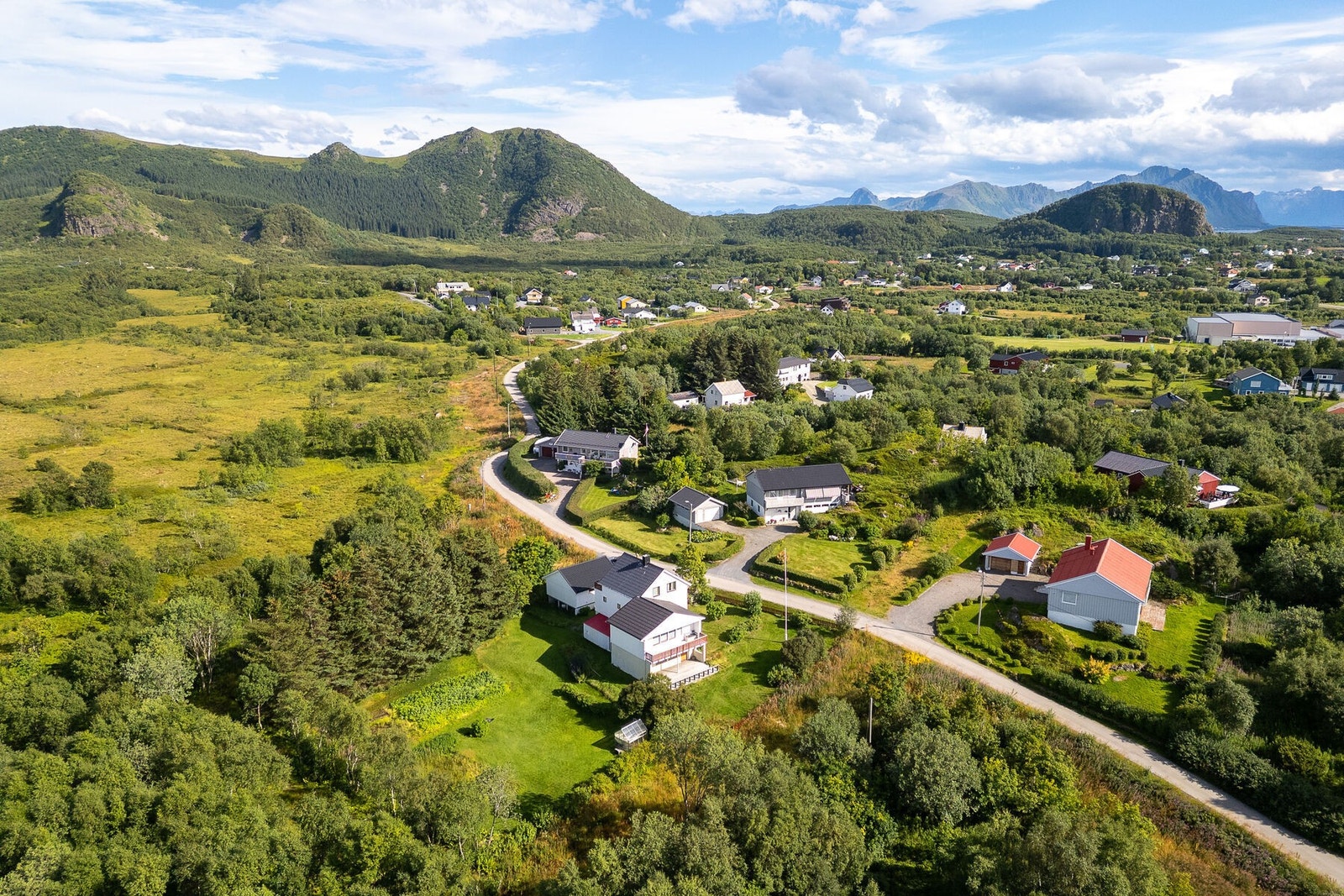 Eiendommen har beliggenhet i solåpent, nordlig lett hellende terreng. Galleribilde