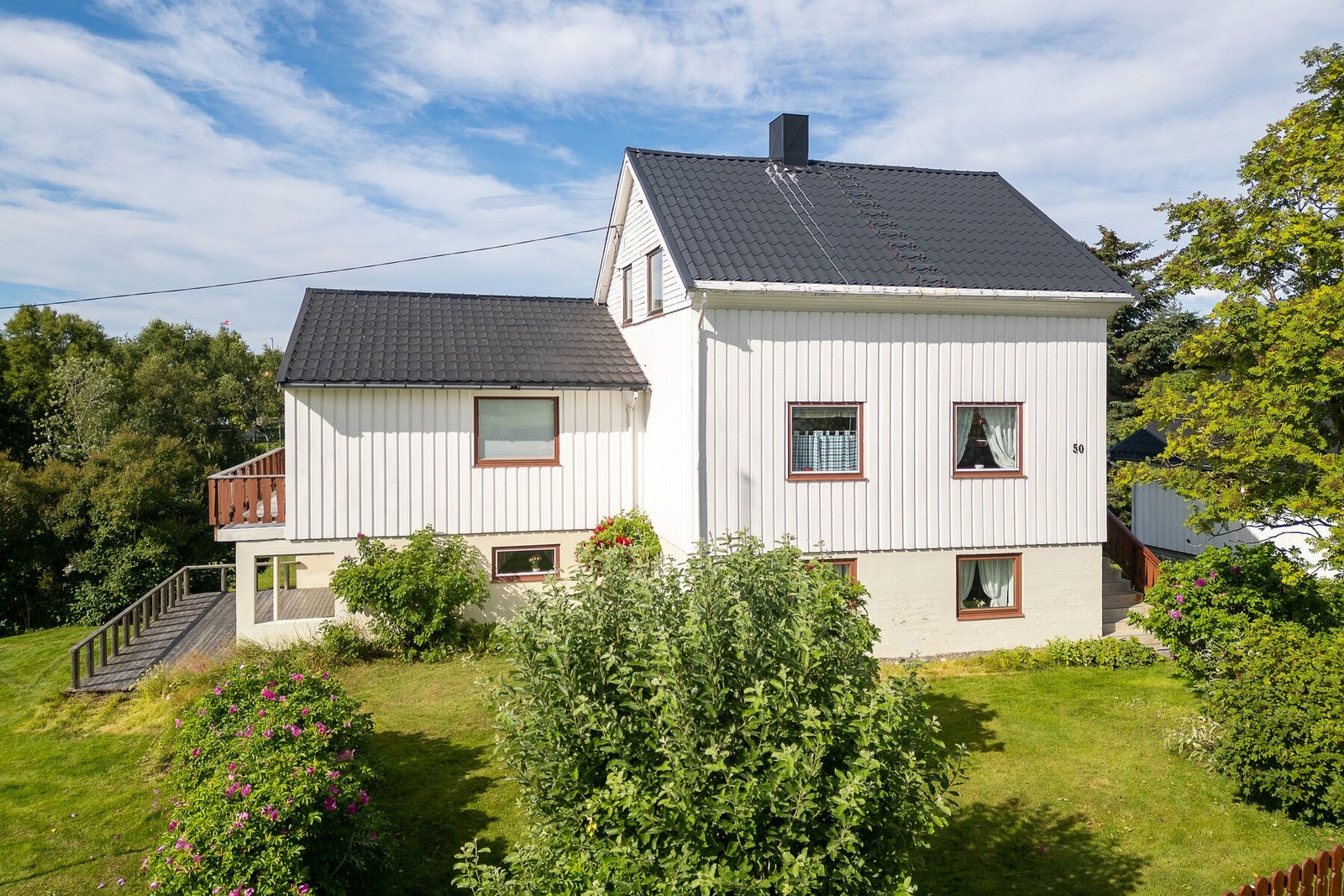 Boligen ble opprinnelig oppført i 1959, påbygd i 1984 og har en romslig planløsning over tre etasjer. Galleribilde