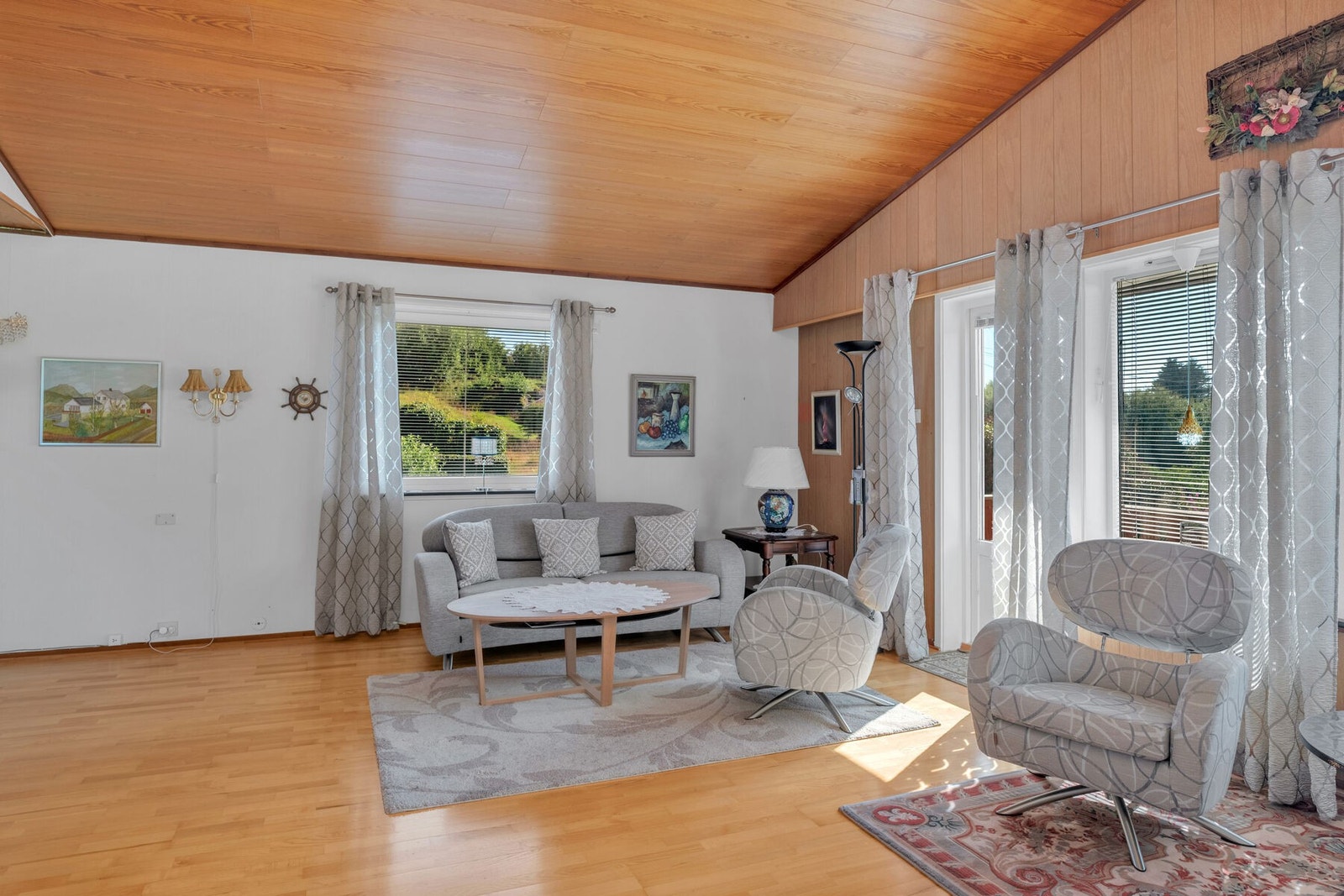 Herfra er det direkte utgang til en solrik terrasse. Galleribilde