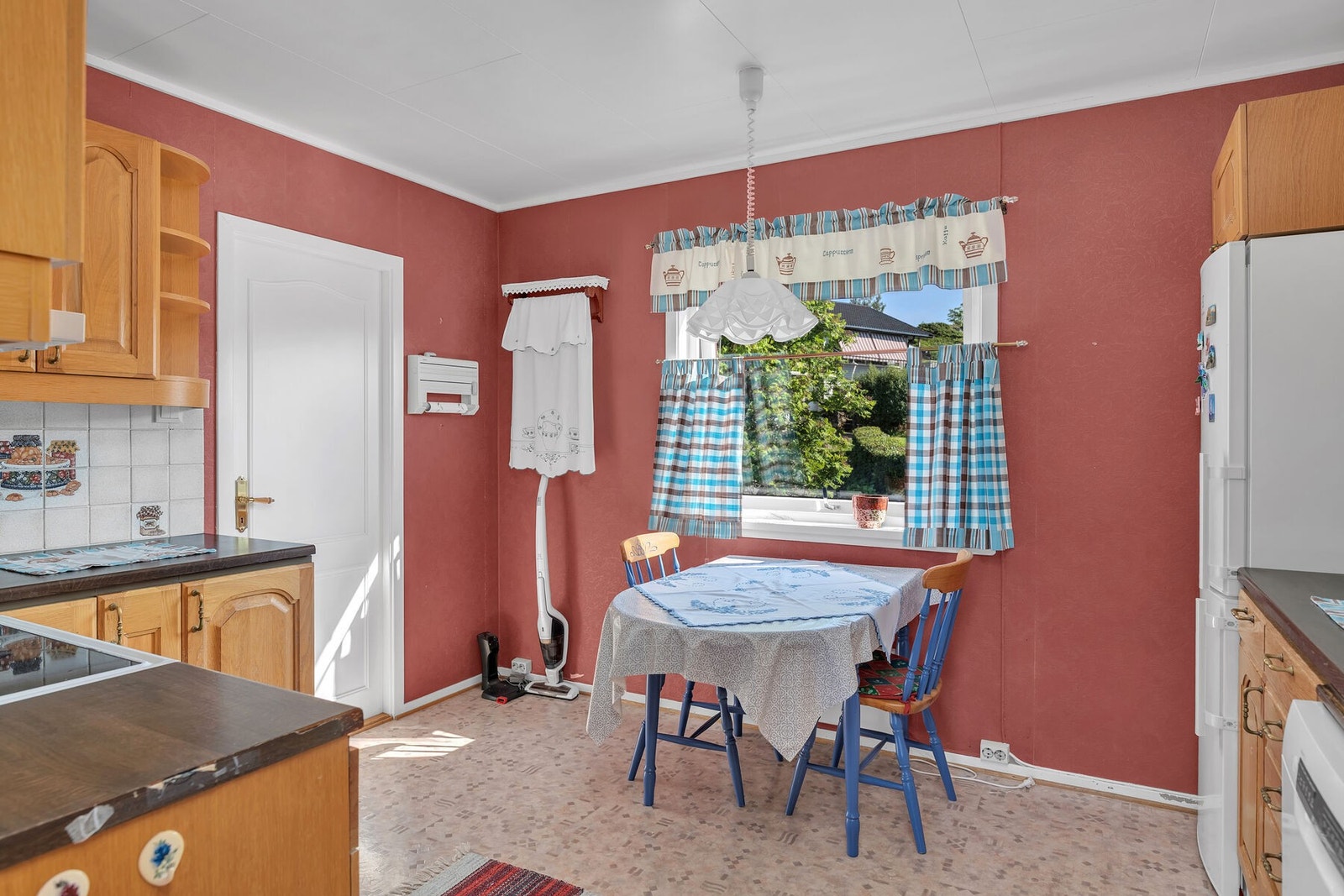 Kjøkken med plass til en hyggelig frokostplass. Det er adkomst til kjøkkenet via stuen eller fra entré. Galleribilde