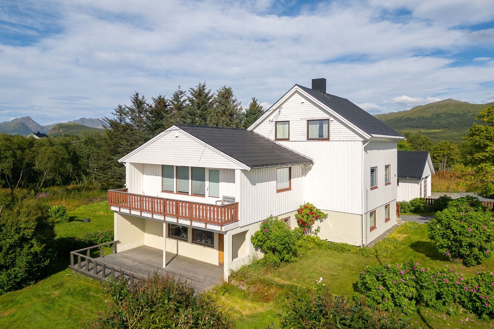Eiendommen har en flott beliggenhet med umiddelbar nærhet til natur, turområder og andre rekreasjonsmuligheter. Her bor du fredelig, men samtidig sentralt. Galleribilde