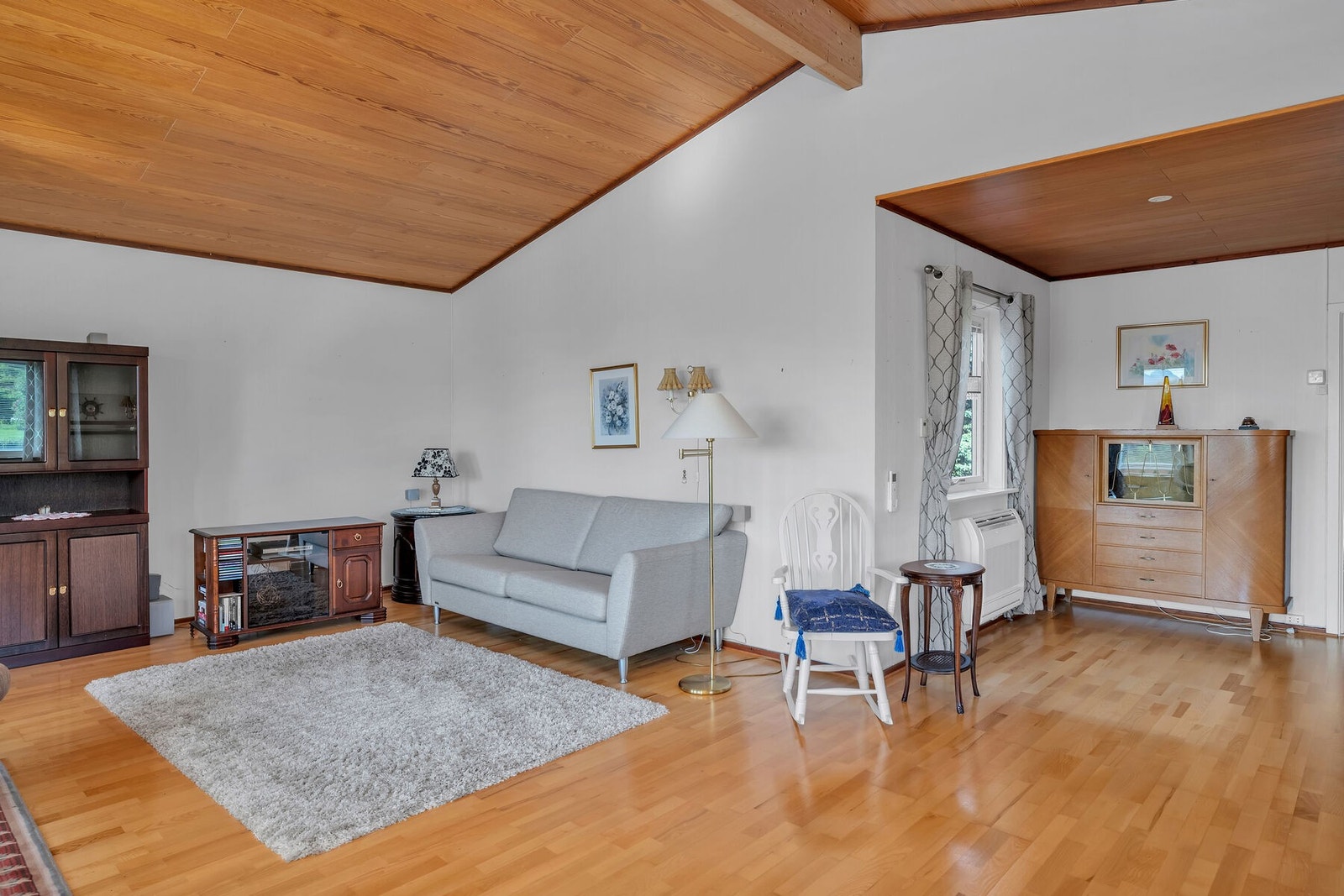 Romslig stue med god takhøyde og fine lysforhold. Galleribilde