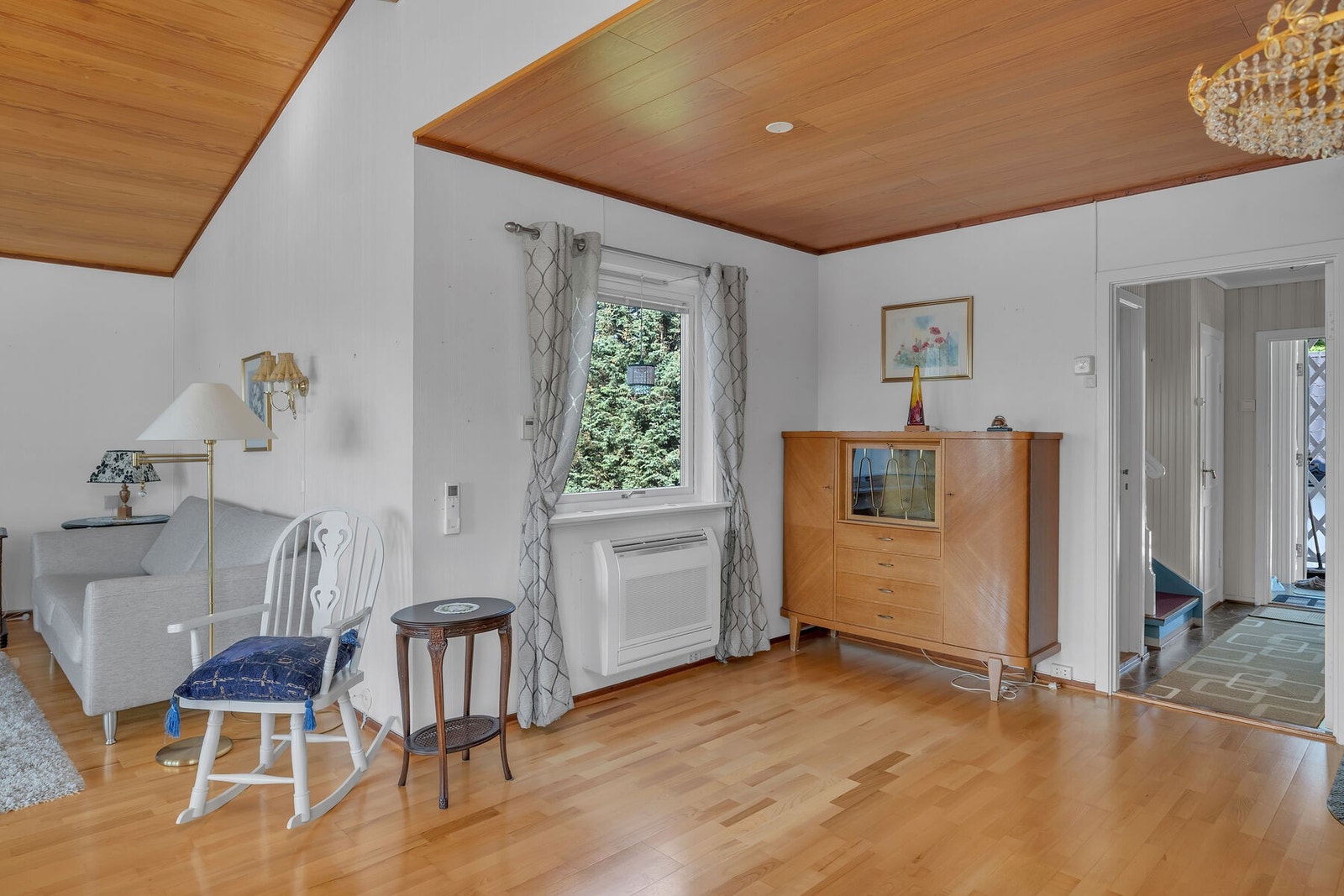 Fra entréen kommer du videre inn til stuen. Galleribilde