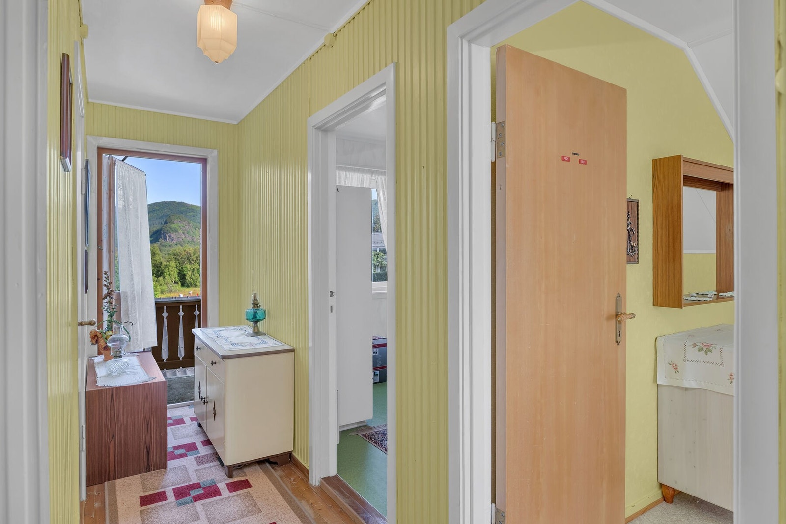 Gang i 2. etasje med utgang til balkong, og med adkomst til boligens fire soverom. Galleribilde