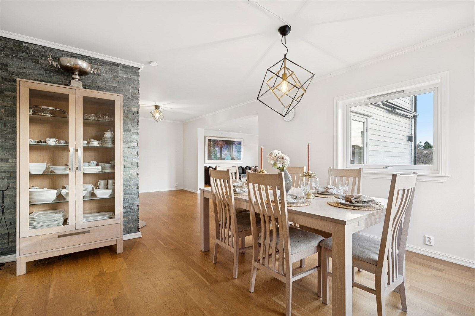 Samle familie og/eller venner rundt middagsbordet for et bedre måltid og en hyggelig stund. Galleribilde