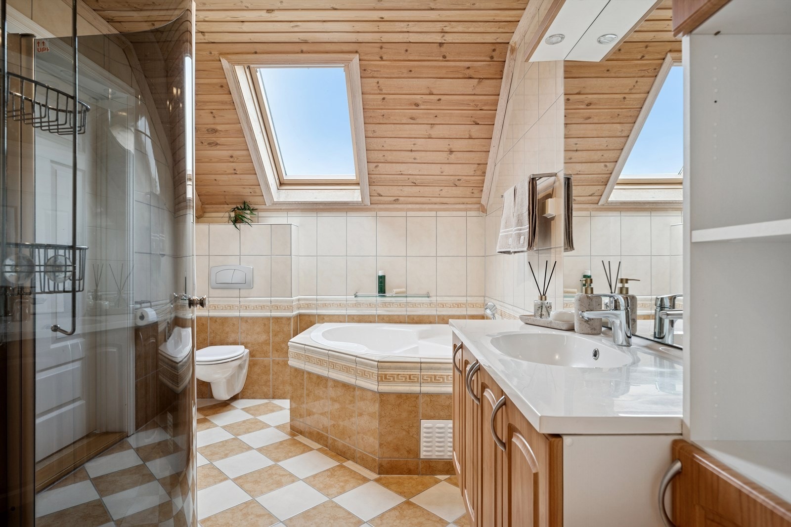 Pent flislagt bad med herlig badekar - en sikker vinner blant både store og små. Galleribilde