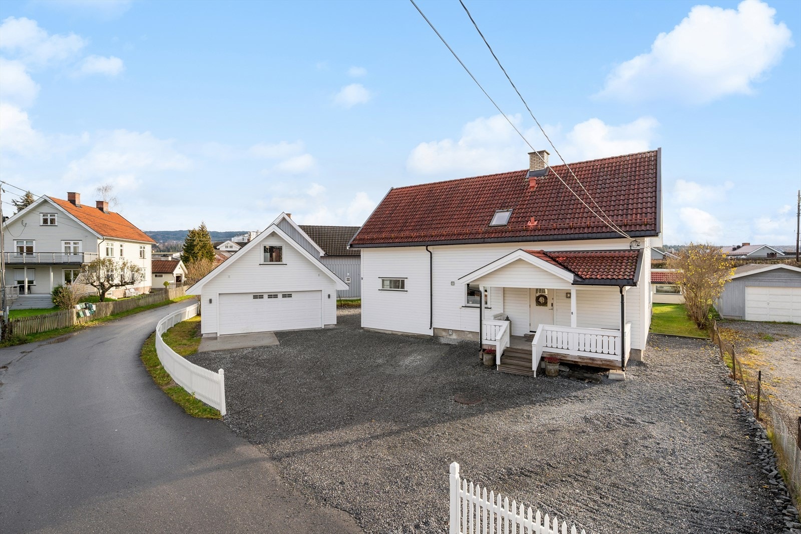 Parkering i dobbelgarasje samt romslig innkjørsel. Galleribilde