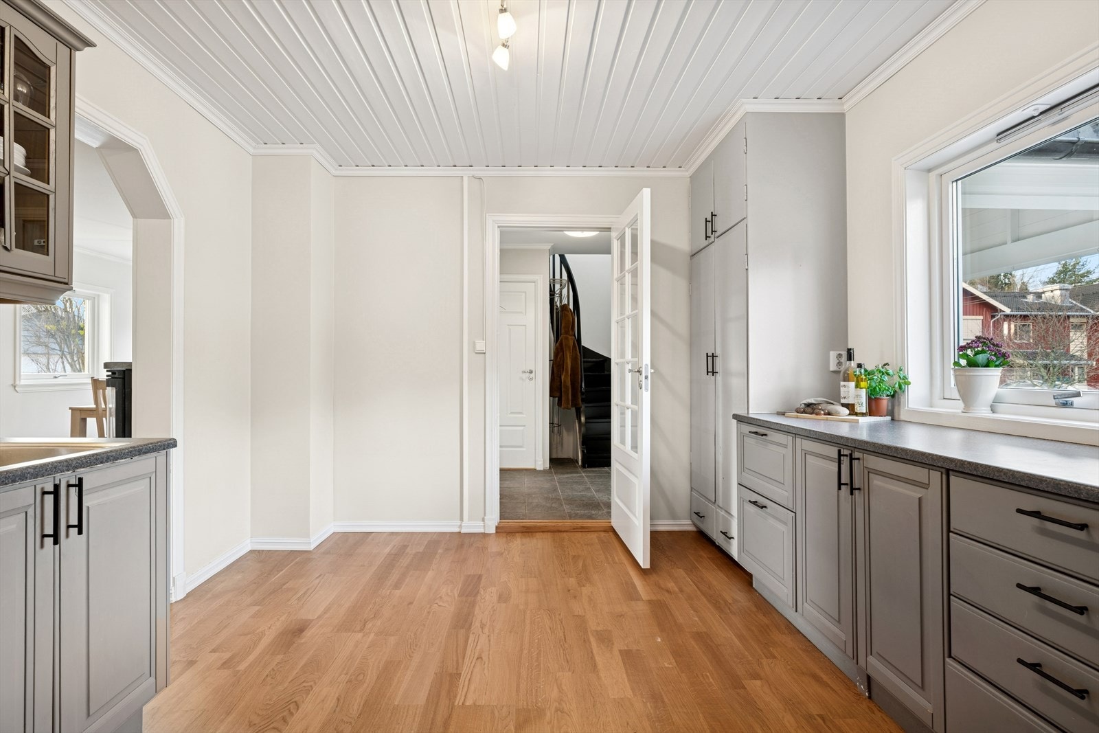 Her har kokken alt som trengs med tanke på skap-, skuff- og benkeplass. Galleribilde