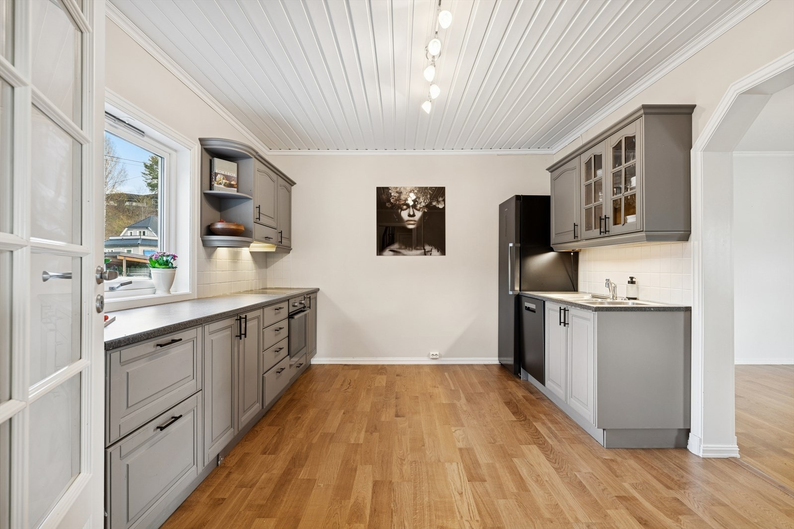 Innredning med integrert stekeovn og platetopp, samt plass for frittstående oppvaskmaskin og kjøl/frys. Galleribilde