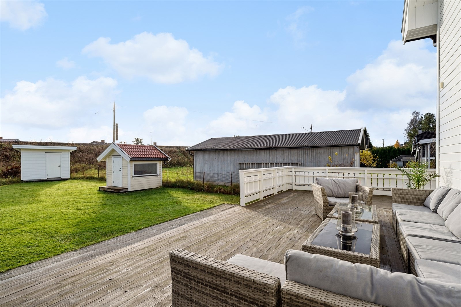 Fra stuen er det videre utgang til en stor og solrik terrasse. Galleribilde