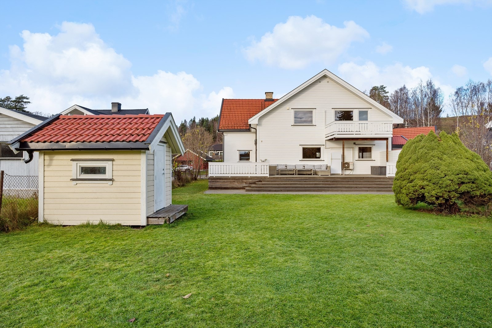 Herlig hage med boltreplass for både store, små og firbeinte. Hagen har også utebod og lekestue. Galleribilde