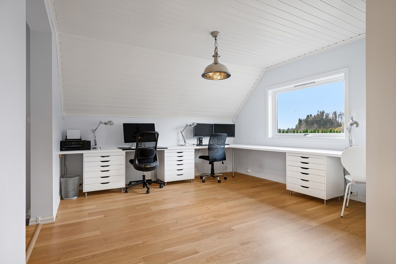 Vi beveger oss opp en etasje og møter et flott rom som i dag benyttes som kontor. Galleribilde