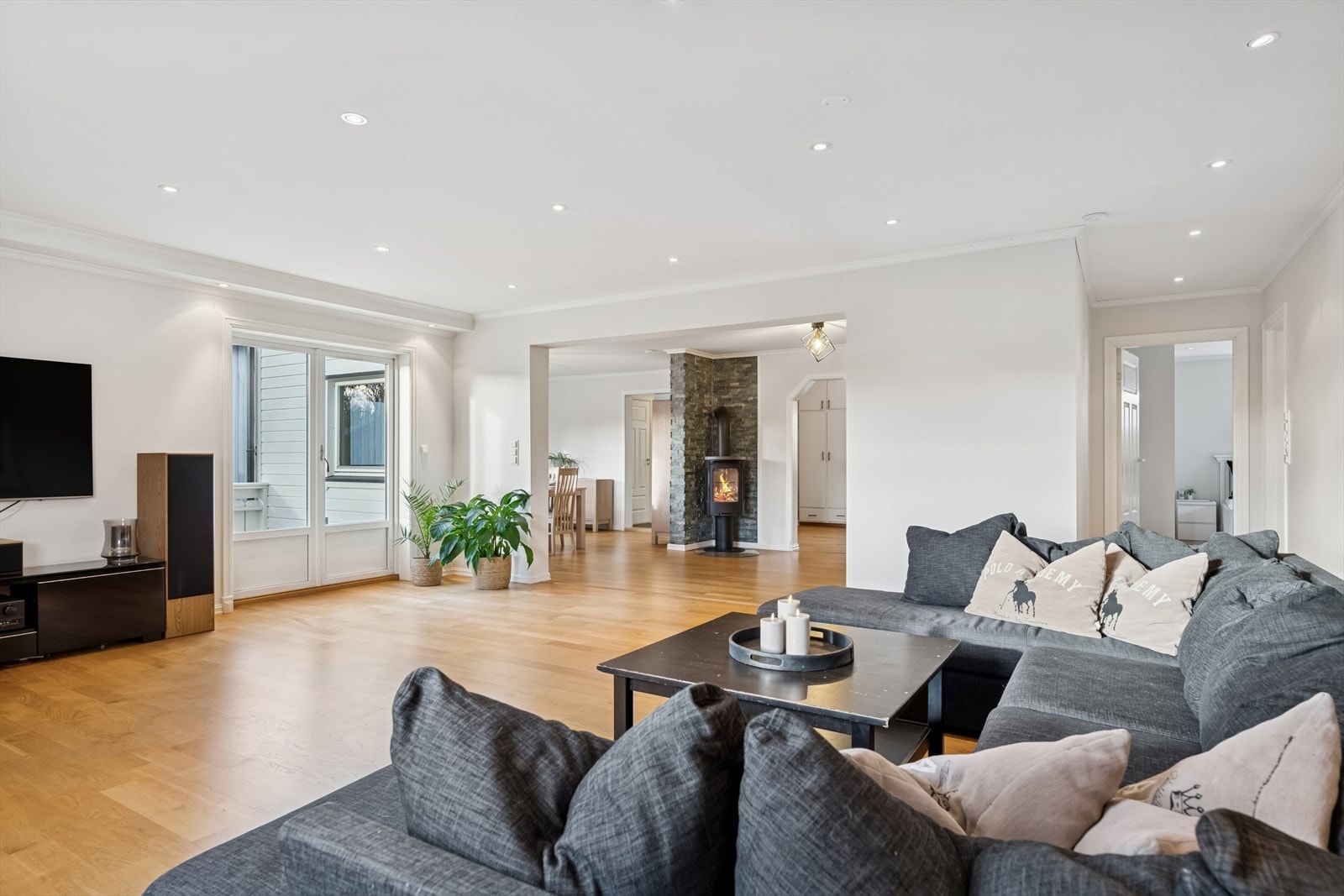 Sofakroken finner fort sin naturlige plass i rommet, og tv-en kan med fordel plasseres mot/på vegg. Peisovnen bidrar til å varme opp både rom og stemning. Galleribilde