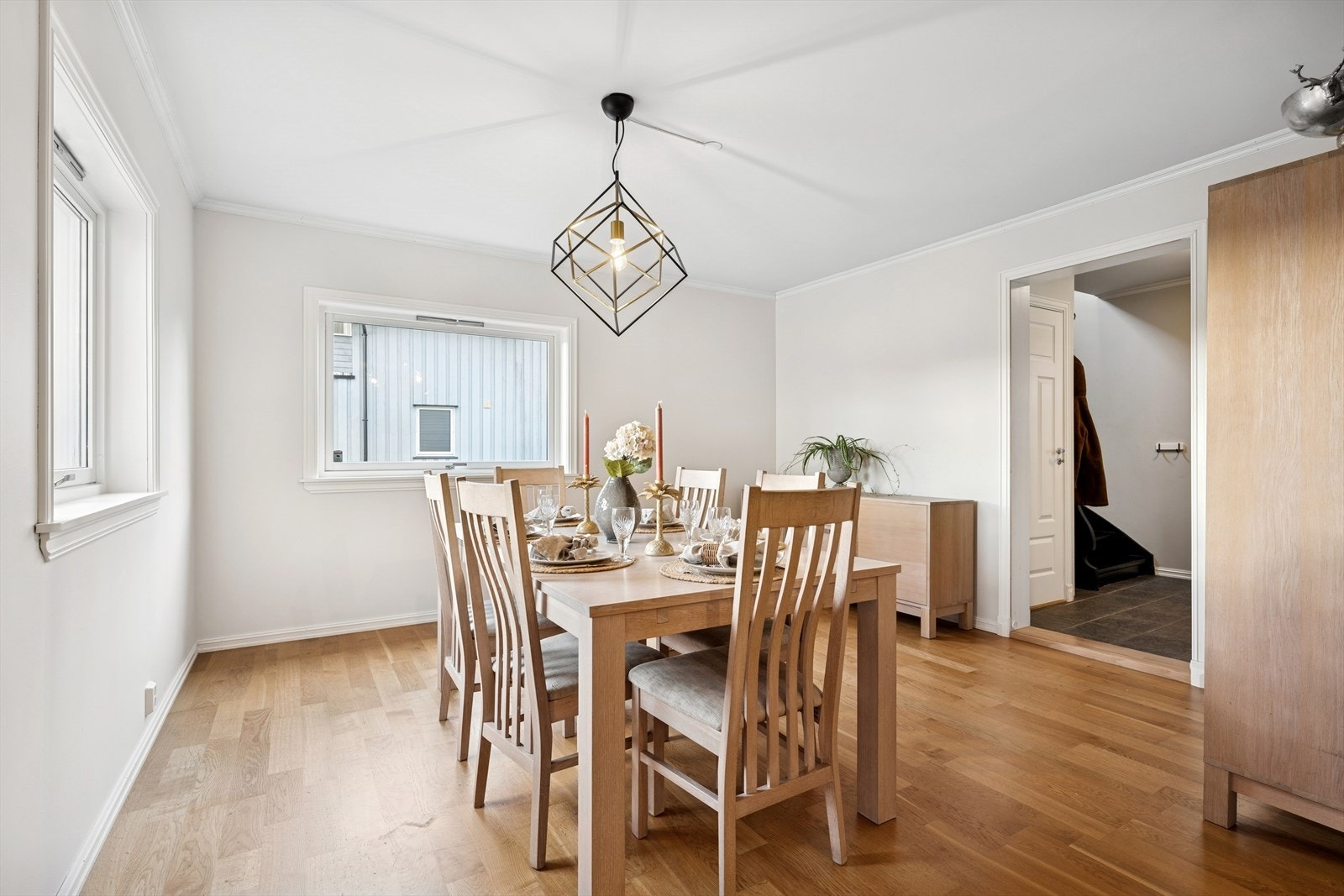 Spisestue med plass for en god spisegruppe. Galleribilde