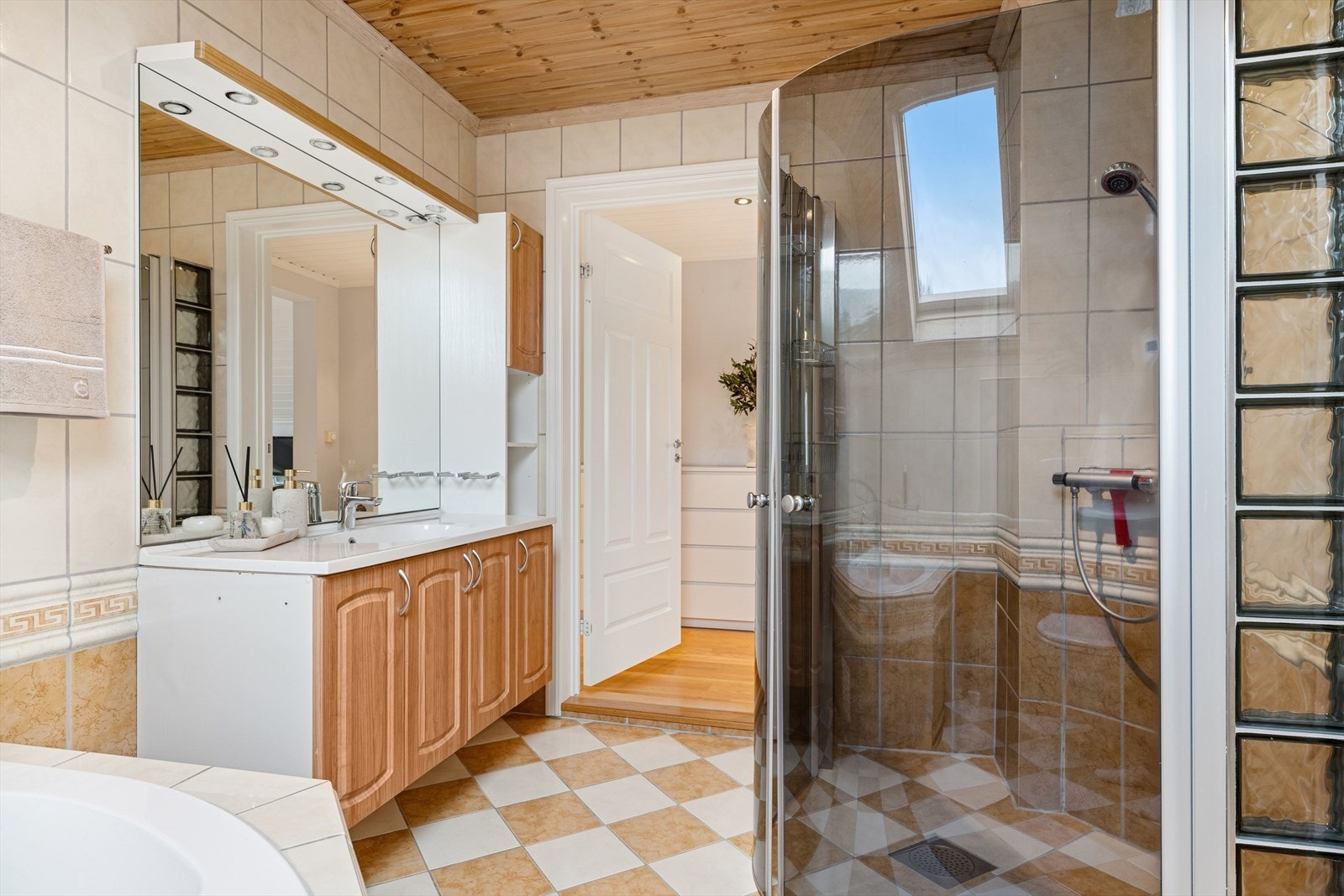 badet har også dusjkabinett, vegghengt toalett og en god baderomsinnredning. Det er varmekabler i gulv. Galleribilde