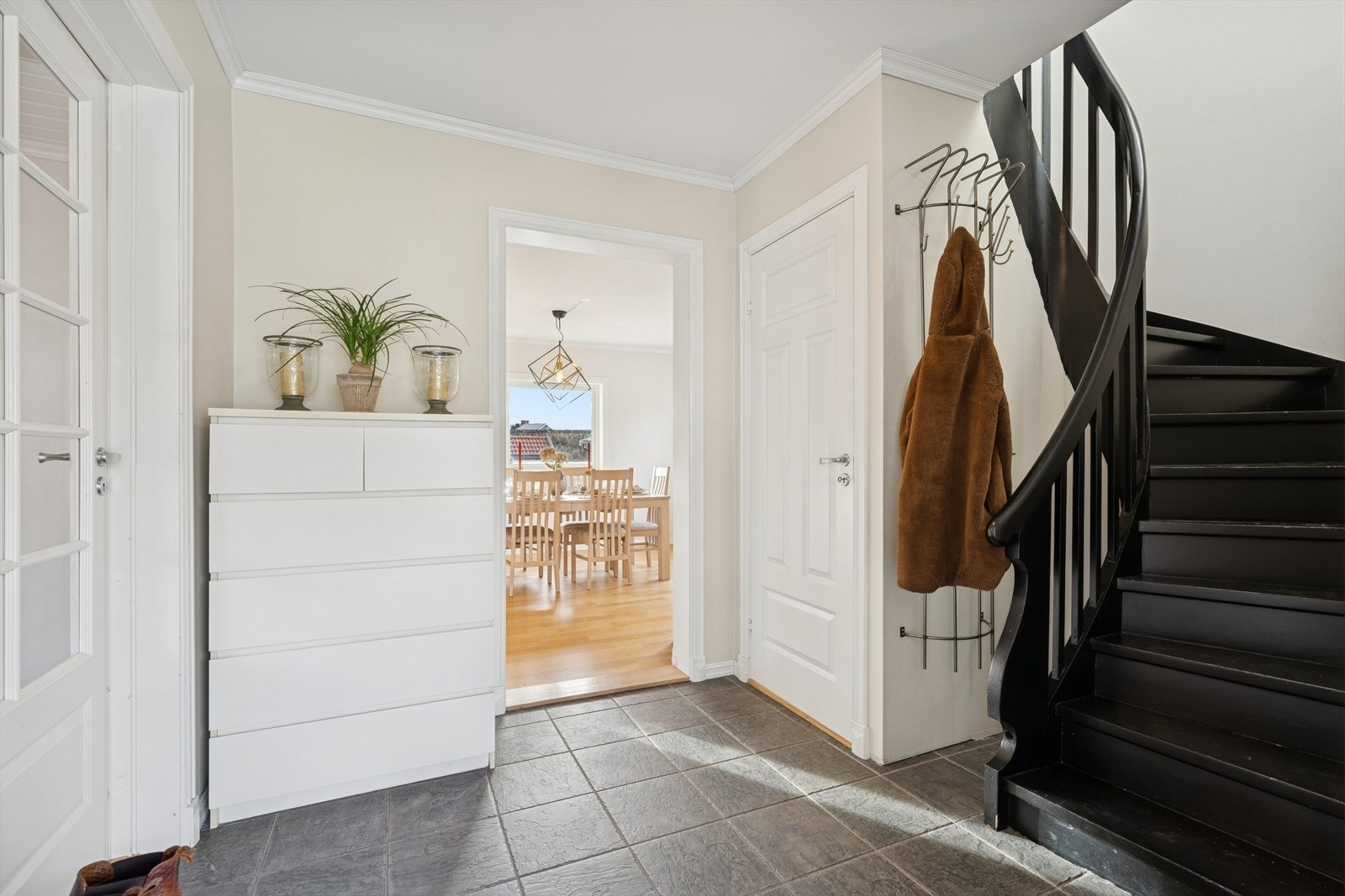 Velkommen inn! Entreen har varmekabler i gulv. Galleribilde