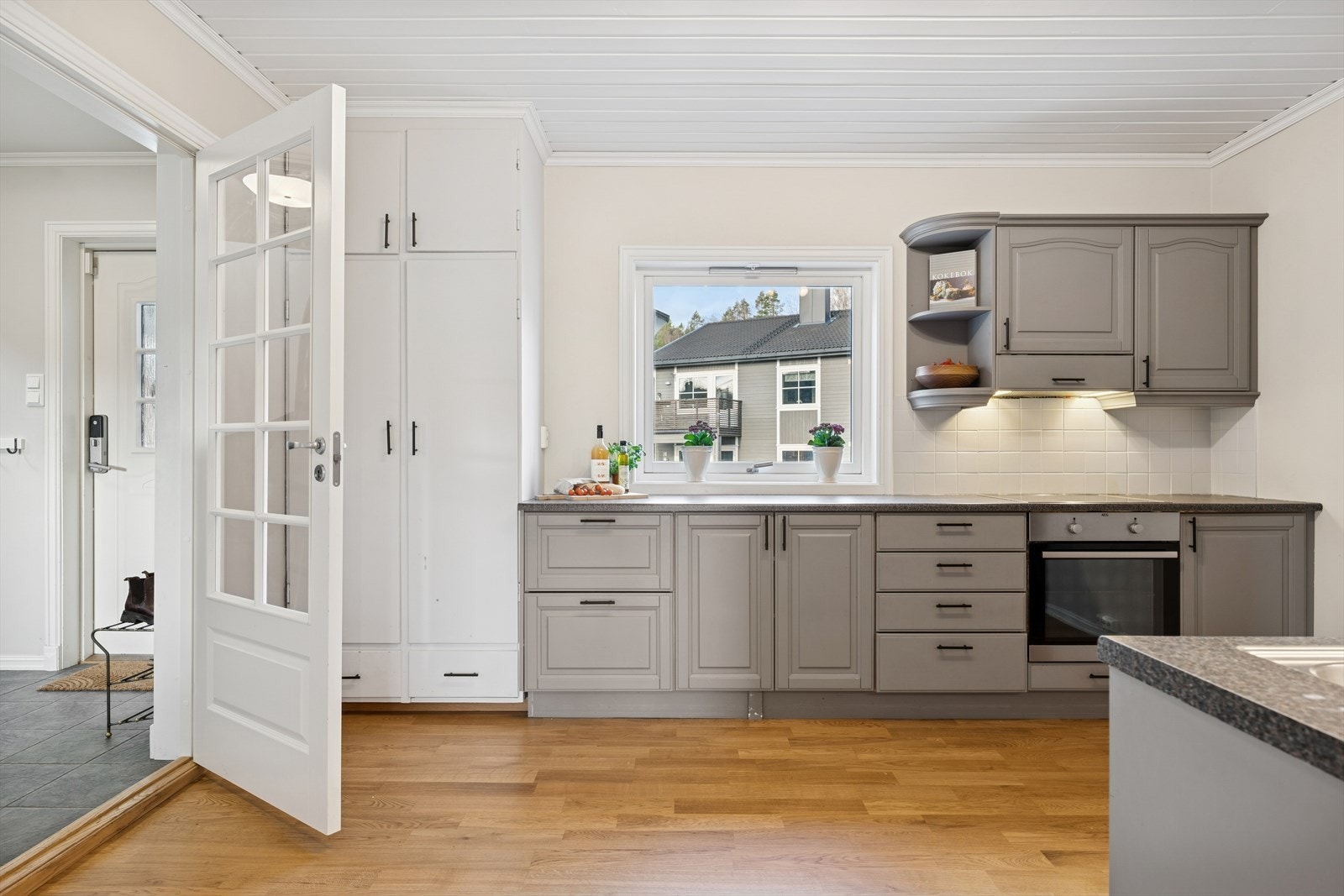 Tidløst og funksjonelt kjøkken fra 2001. Galleribilde