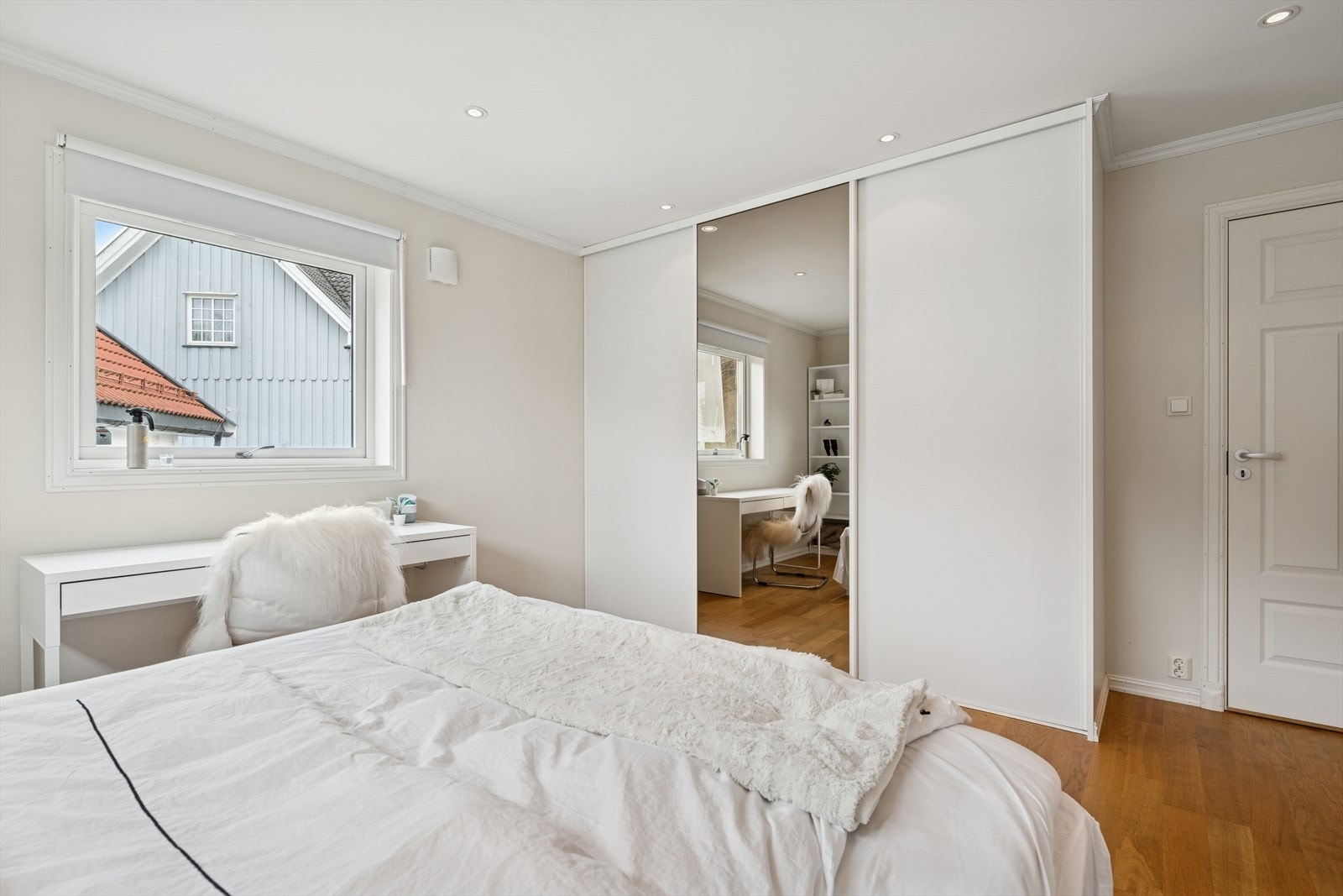 God plass for dobbeltseng, nattbord og god innebygget skyvedørsgarderobe. Galleribilde