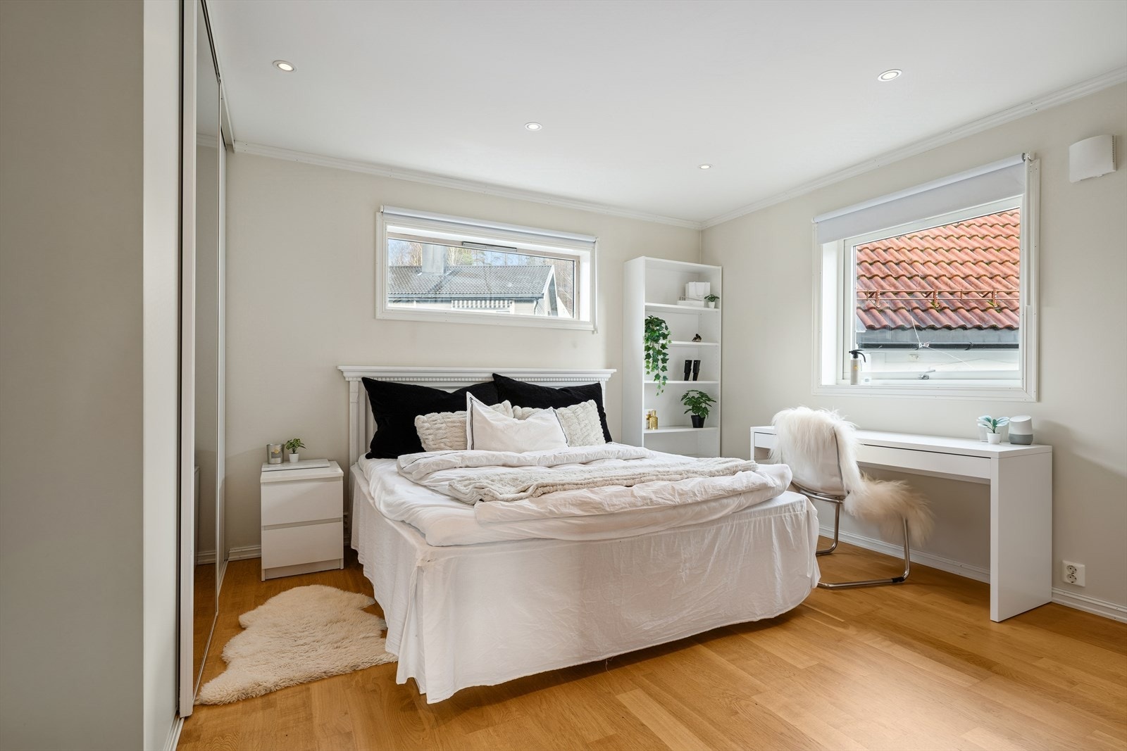 Romslig soverom i boligens første etasje. Galleribilde