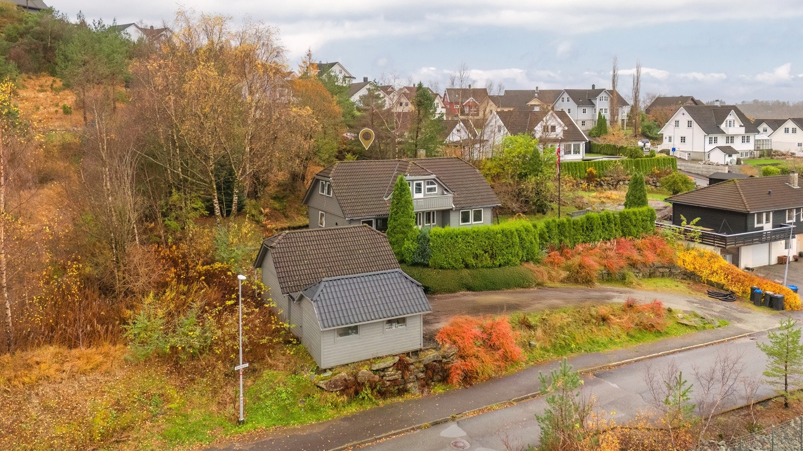 Eiendommen ligger på en liten høyde, godt skjermet for innsyn og grenser til friareal i bakkant av huset Galleribilde