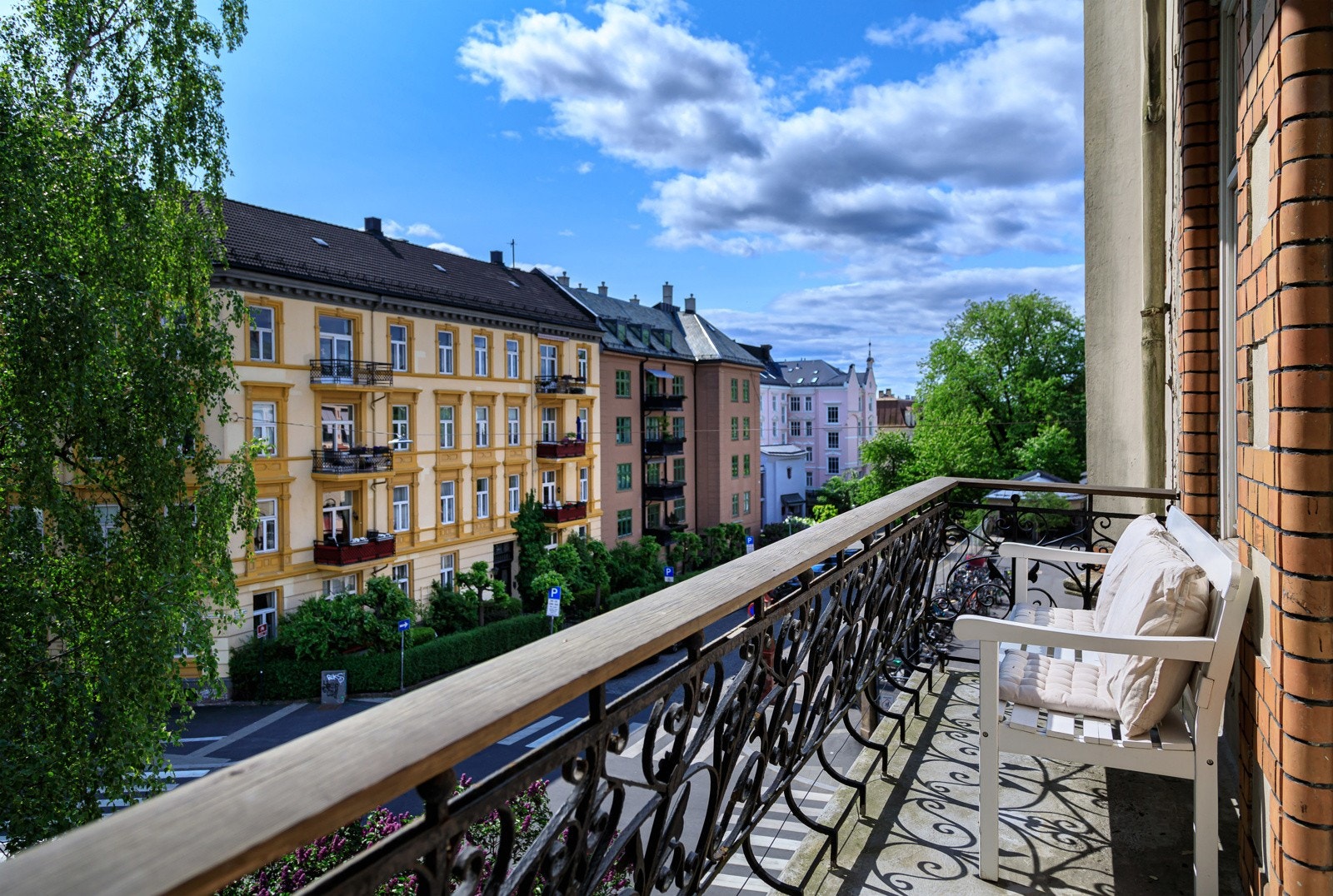 Fra stuen er det utgang til balkong på 3 kvm