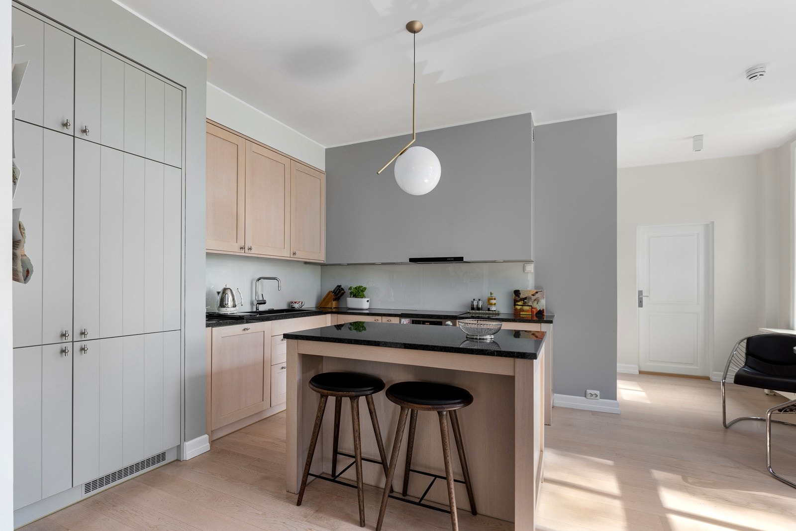 Flott kjøkken med barløsning