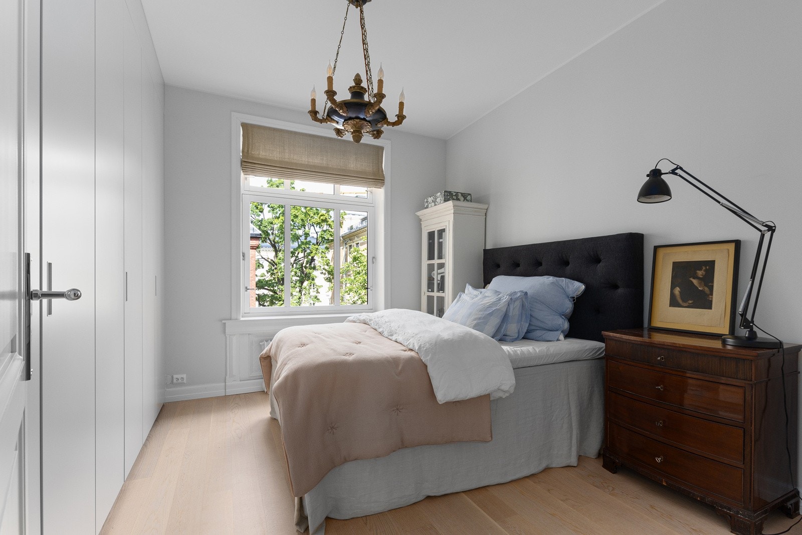 Stort soverom med garderobe