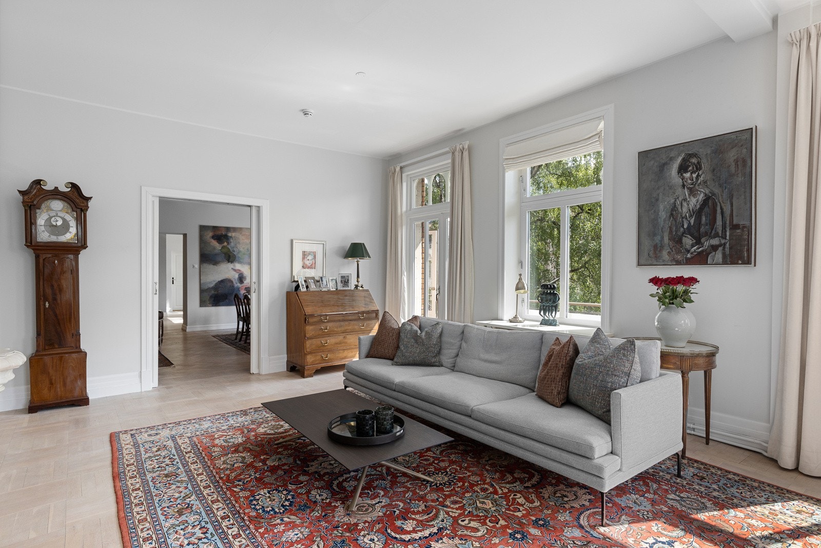 Inn forbi spisestuen er det stor hjørnestue med generøs takhøyde og kakkelovn