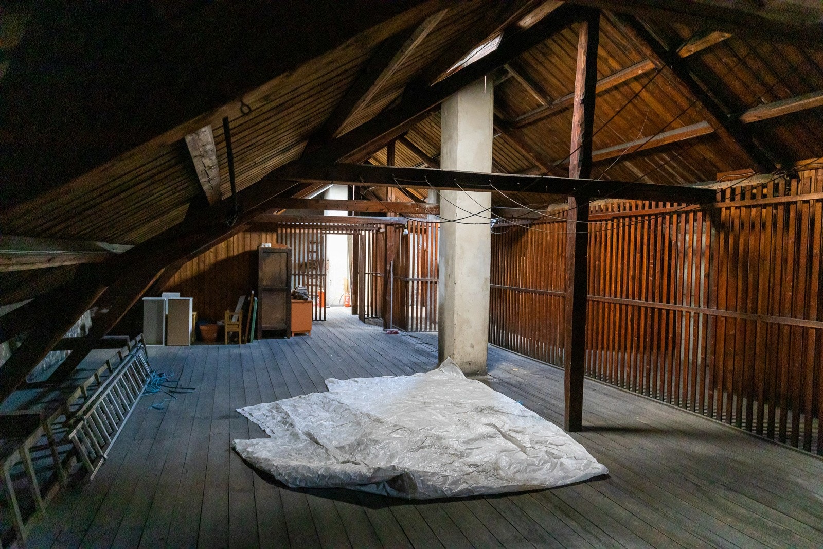 Stort uinnredet loft. Leiligheten disponerer to loftsboder samt én kjellerbod