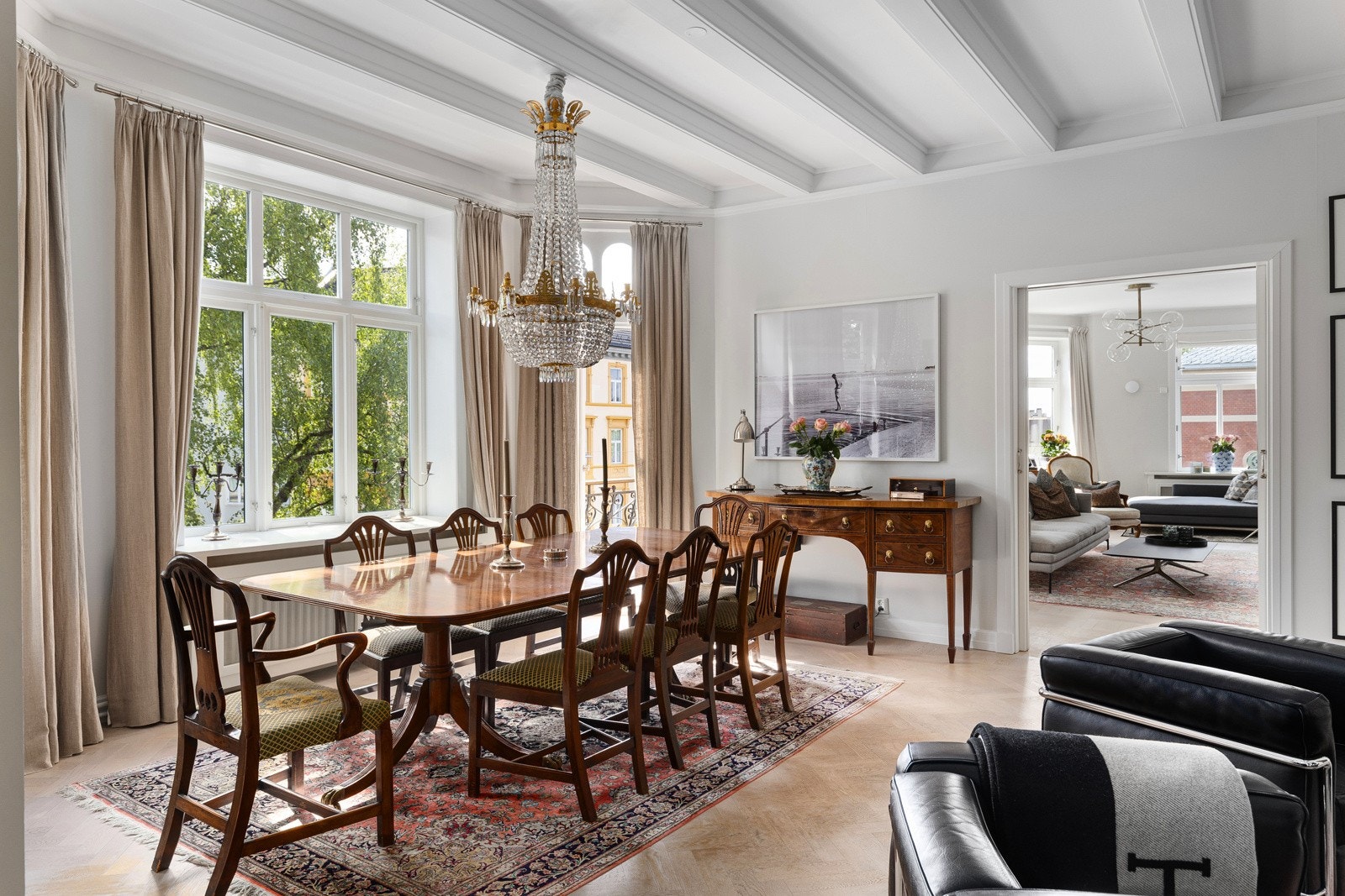 Romslig spisestue med plass til stort spisebord