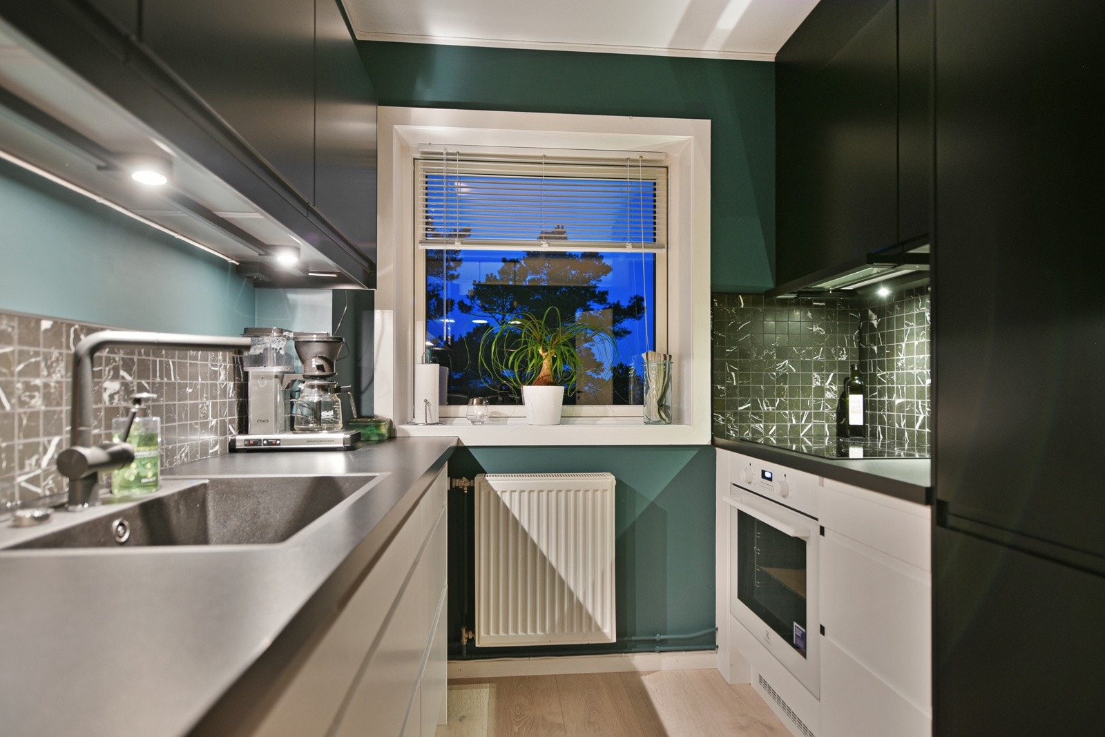 Masse skap- og benkeplass Galleribilde