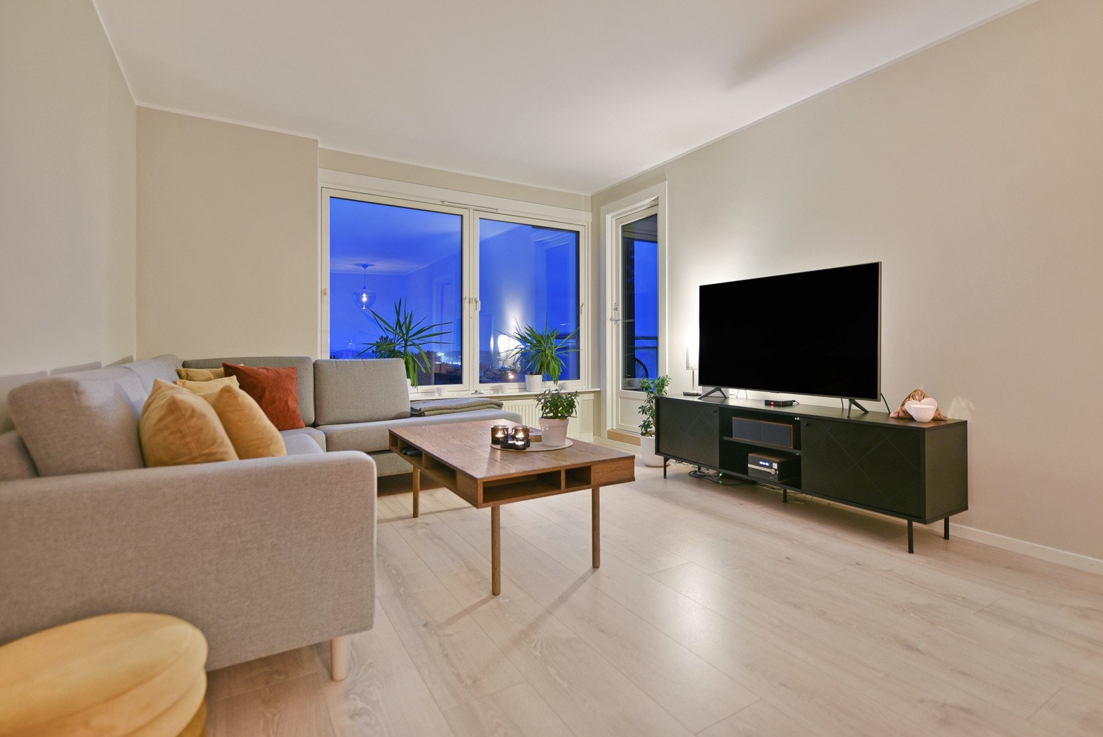 Stuen er lys og innbydende Galleribilde