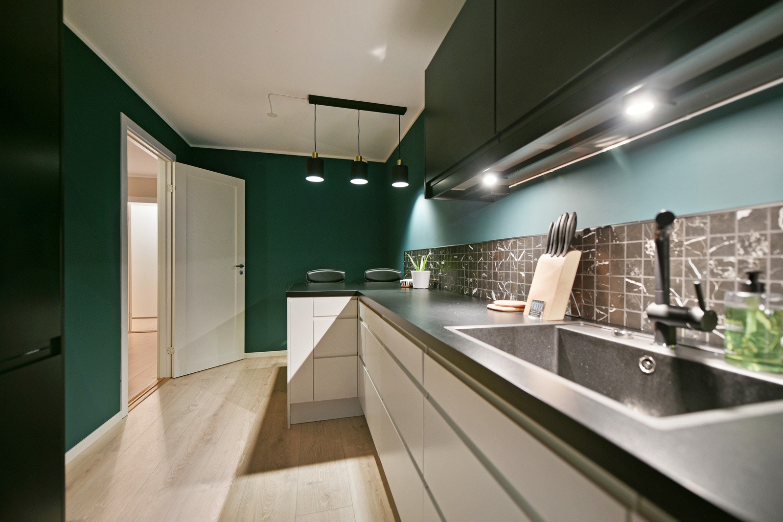 Kjøkkenet har integrerte hvitevarer Galleribilde