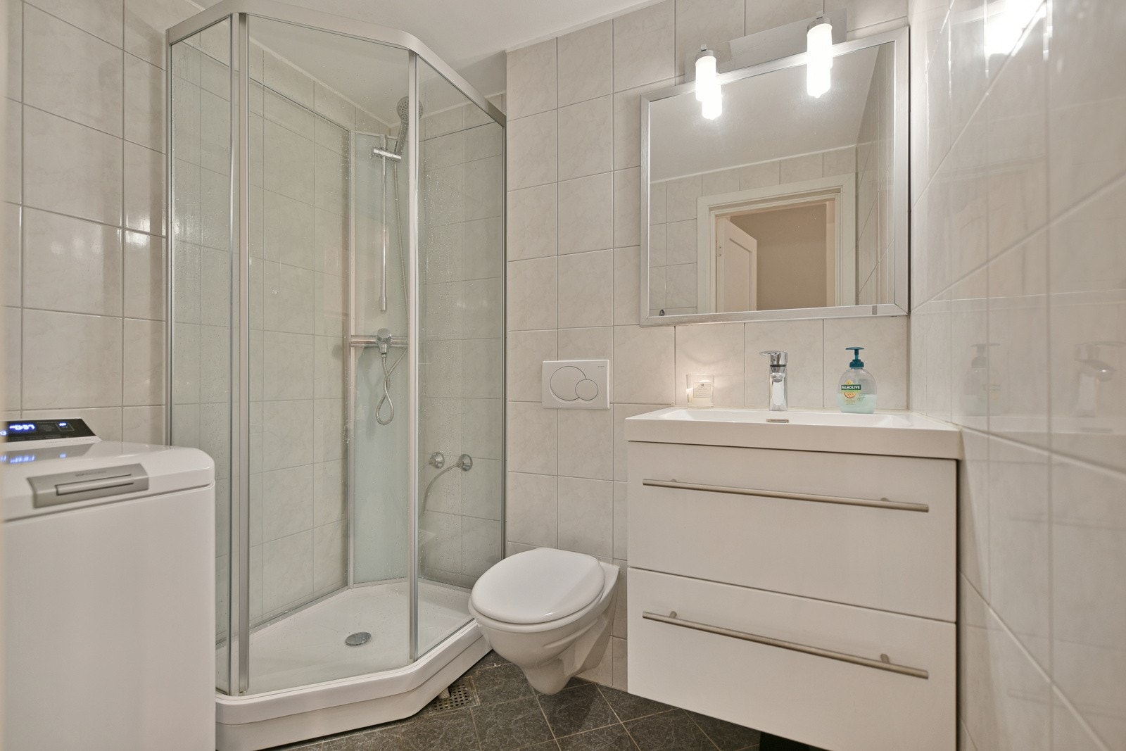 Pent flislagt bad med gulvvarme Galleribilde