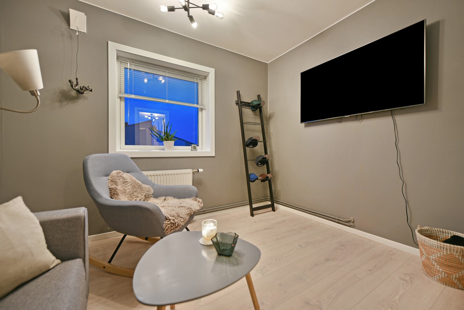 Leiligheten er totalt oppusset med nye gulv og nye veggoverflater Galleribilde