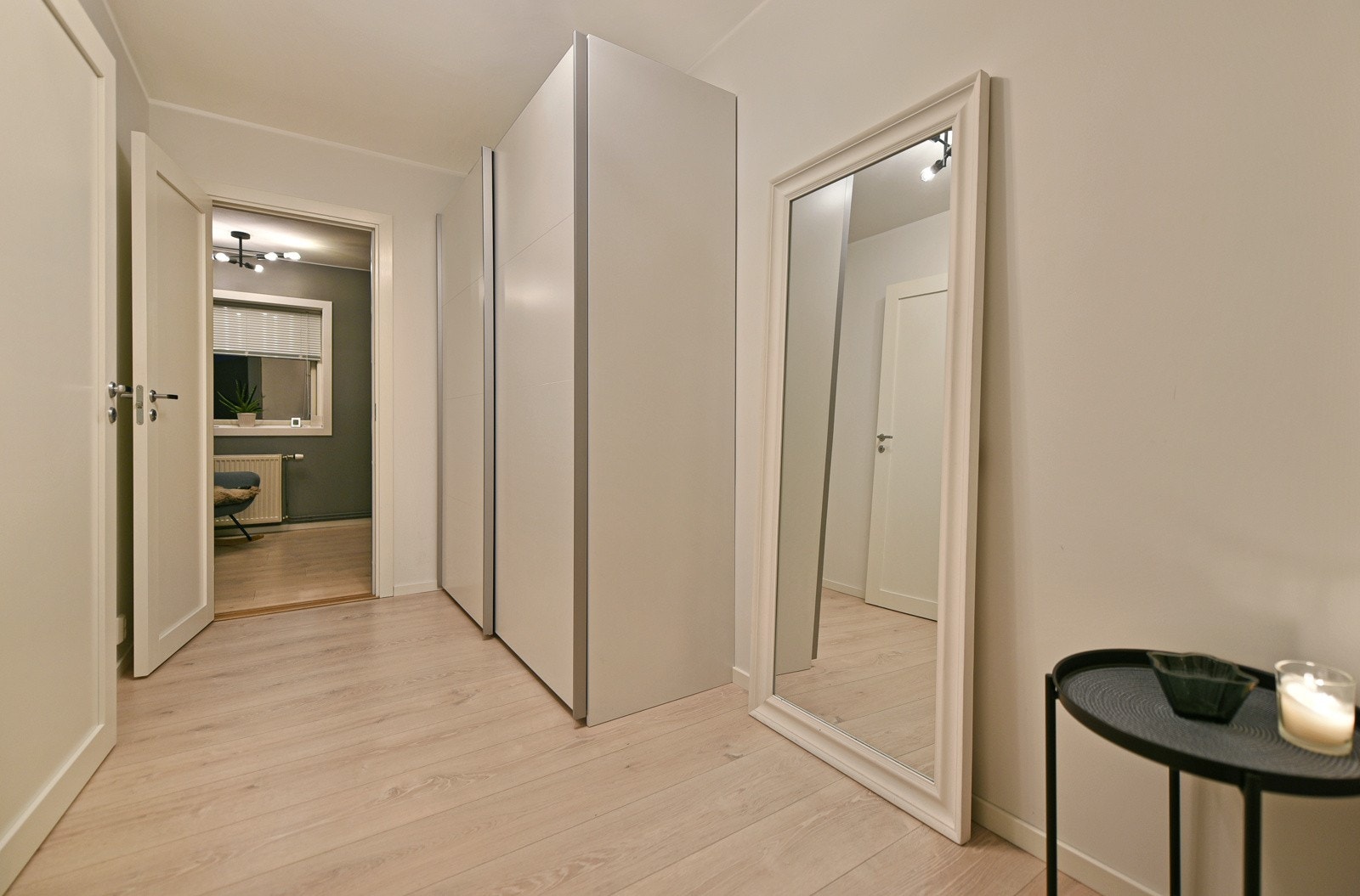 Romslig entré med garderobeskap Galleribilde