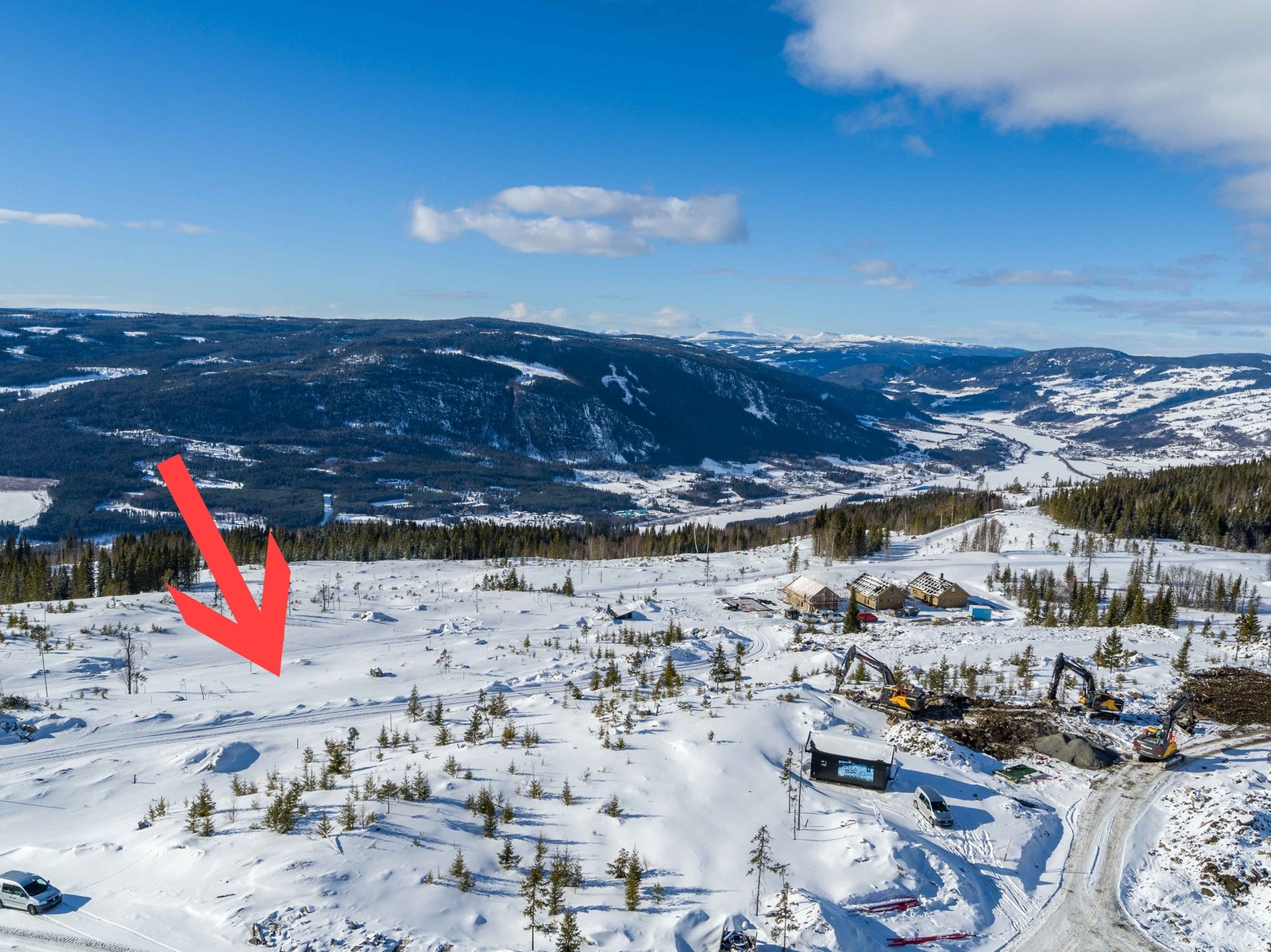 Dronefoto fra tomteområdet mot nordvest.
Tomtene ligger ca ved pilens plassering. Galleribilde