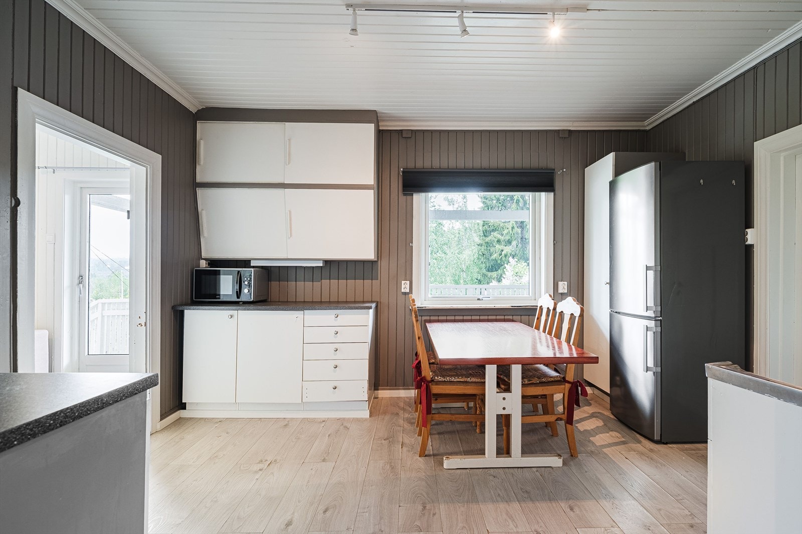 Fra entre er det adkomst til et stort og koselig kjøkken med en kombinasjon av eldre og nyere kjøkkeninnredning. Galleribilde