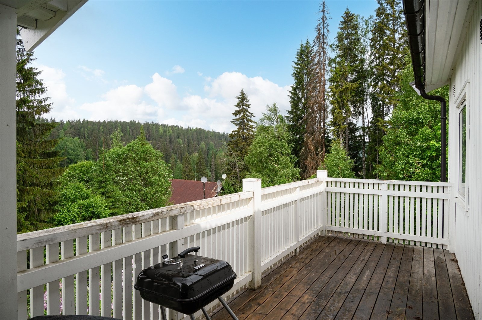 Her kan du sitte lunt under tak eller mer luftig under åpen himmel. Galleribilde