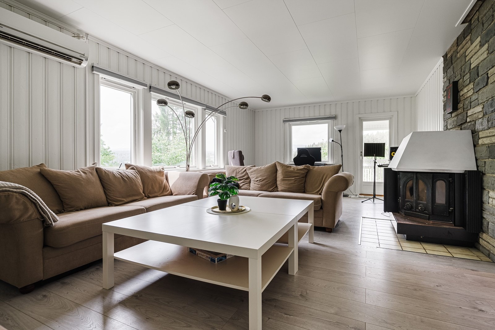 Stuen har god størrelse og en peisvedovn som gir hyggelig stemning når det knitrer i tørr bjørkeved. Luft-luft varmepumpe bidrar til en jevn og lun innetemperatur i leiligheten. Galleribilde