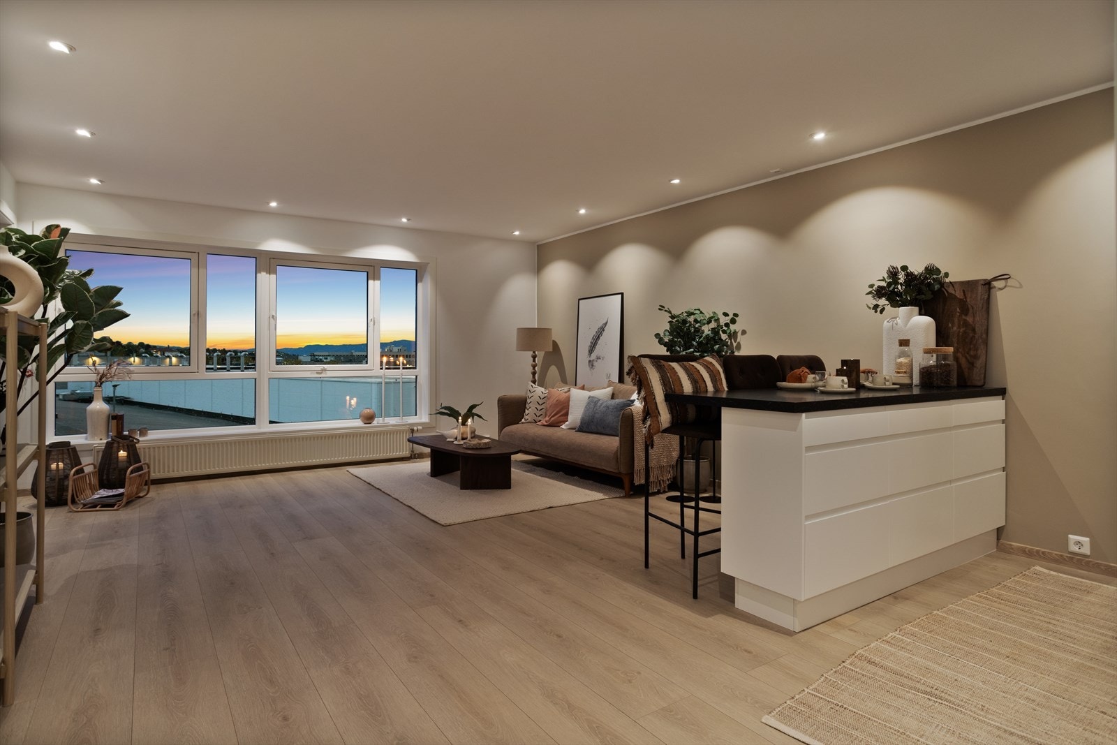 Leilighet i moderne boligbygg fra 2007. Leiligheten ligger i byggets toppetasjen og har en smart- og praktisk planløsning. Galleribilde