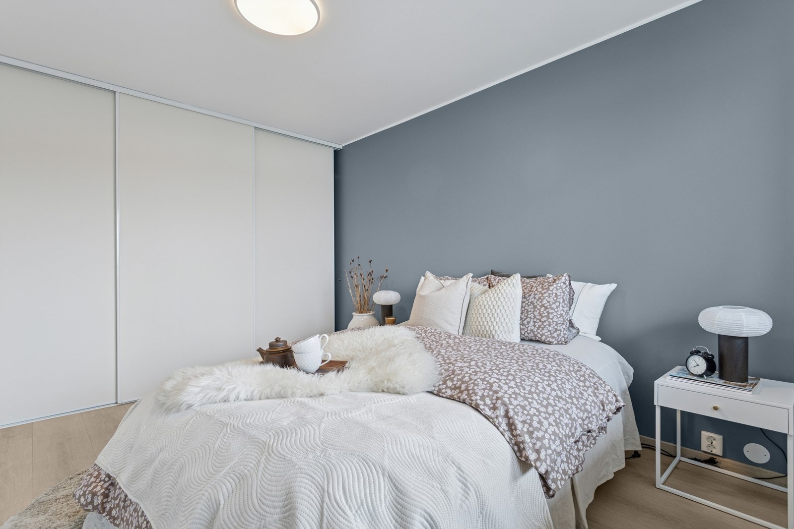 Soverommet har i tillegg en stor- og praktisk skyvedørsgarderobe. Galleribilde