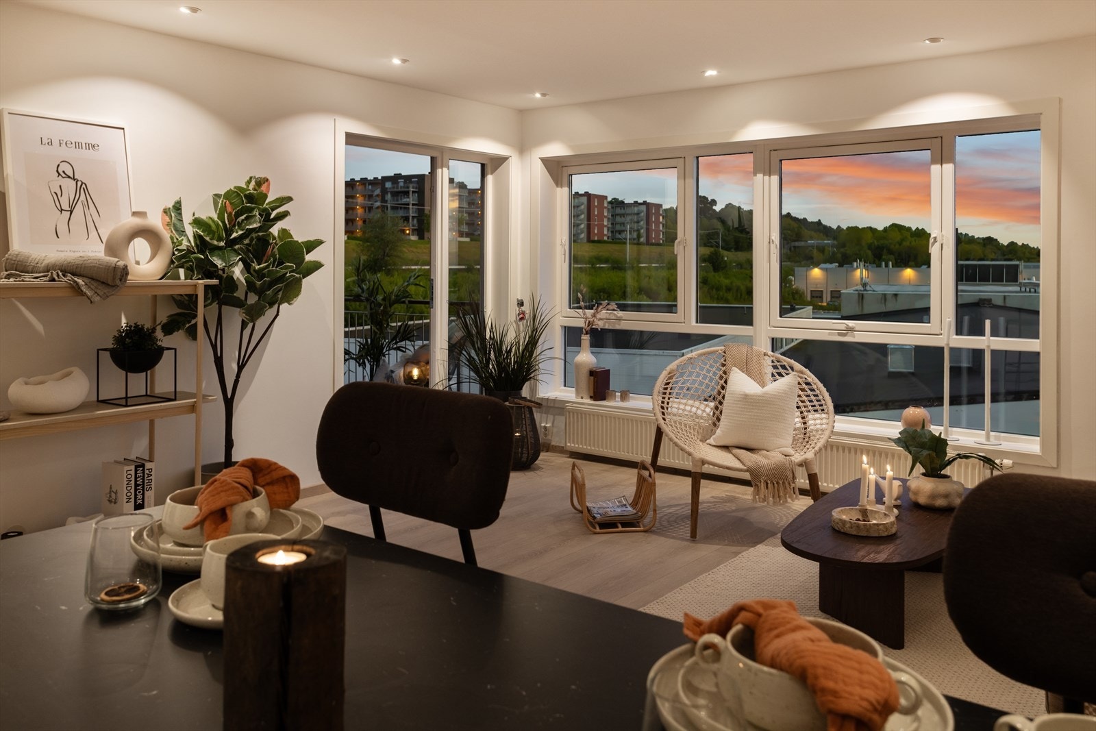 Leilighet i moderne boligbygg fra 2007. Leiligheten ligger i byggets toppetasje og har en smart- og praktisk planløsning. Galleribilde