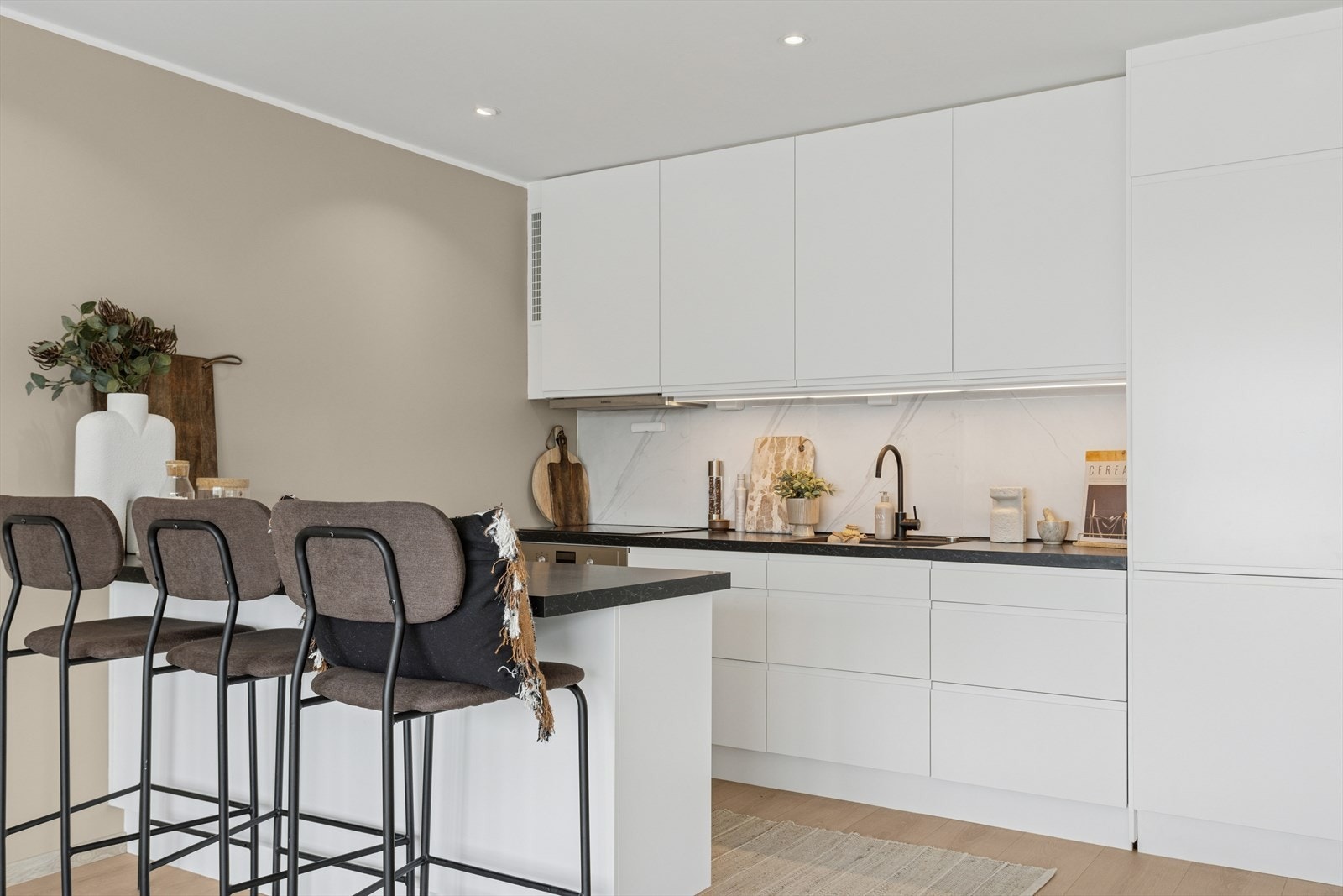 Kjøkkenet har integrert ventilator, platetopp, oppvaskmaskin, kombiskap og stekeovn. Galleribilde