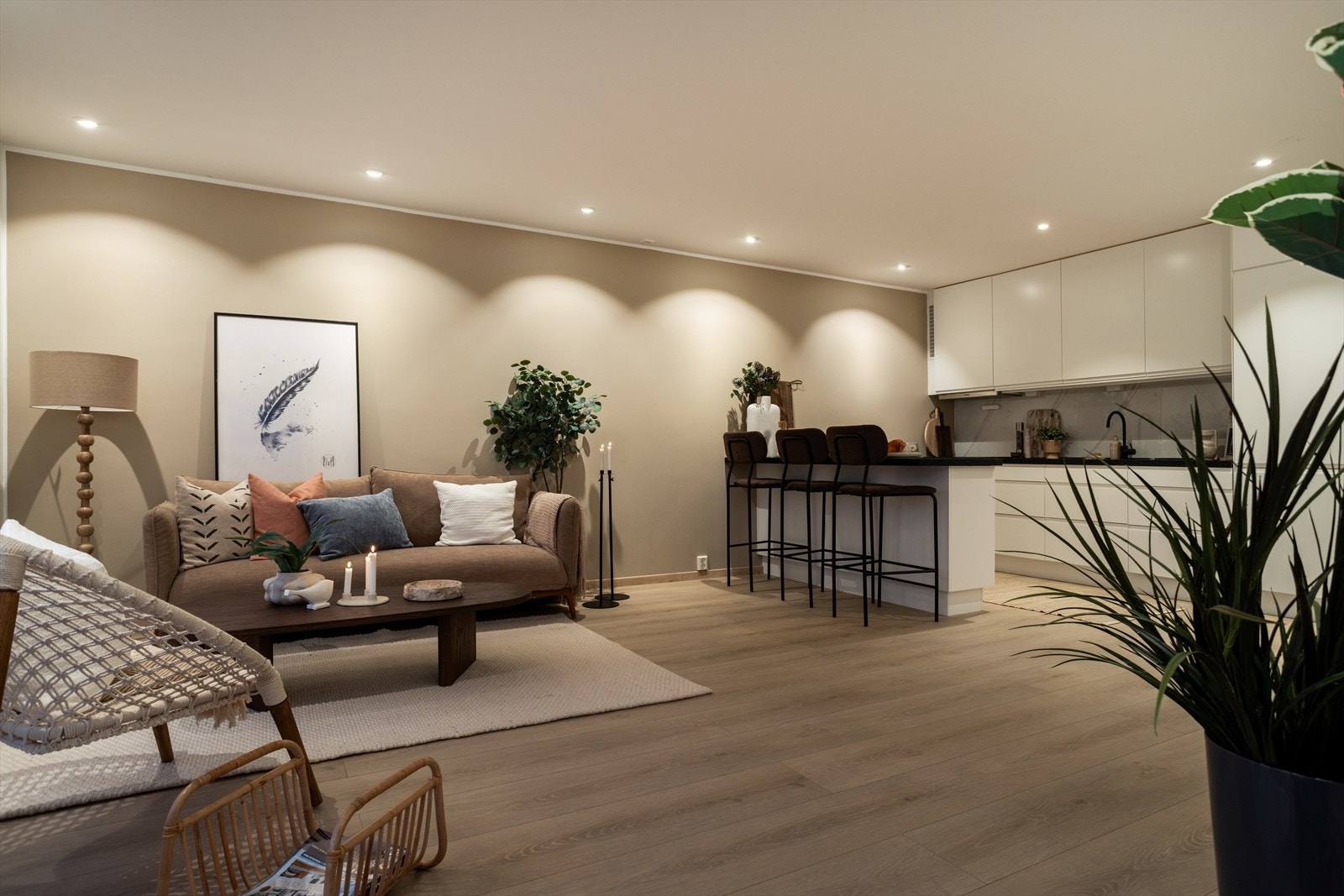 Pen og lys stue med åpen kjøkkenløsning som tilsammen måler ca 30,7 m². Galleribilde