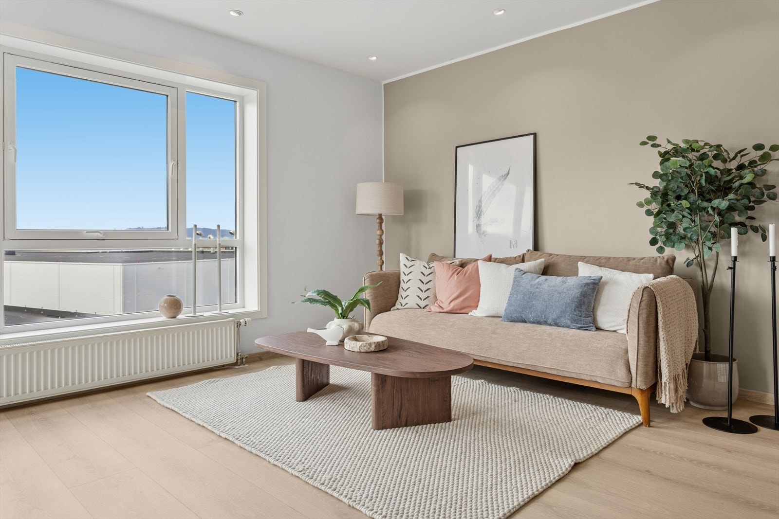 Boligen oppvarmes via fjernvarme. Balansert ventilasjon. Fjernvarme er inkludert i de månedlige felleskostnadene. Galleribilde