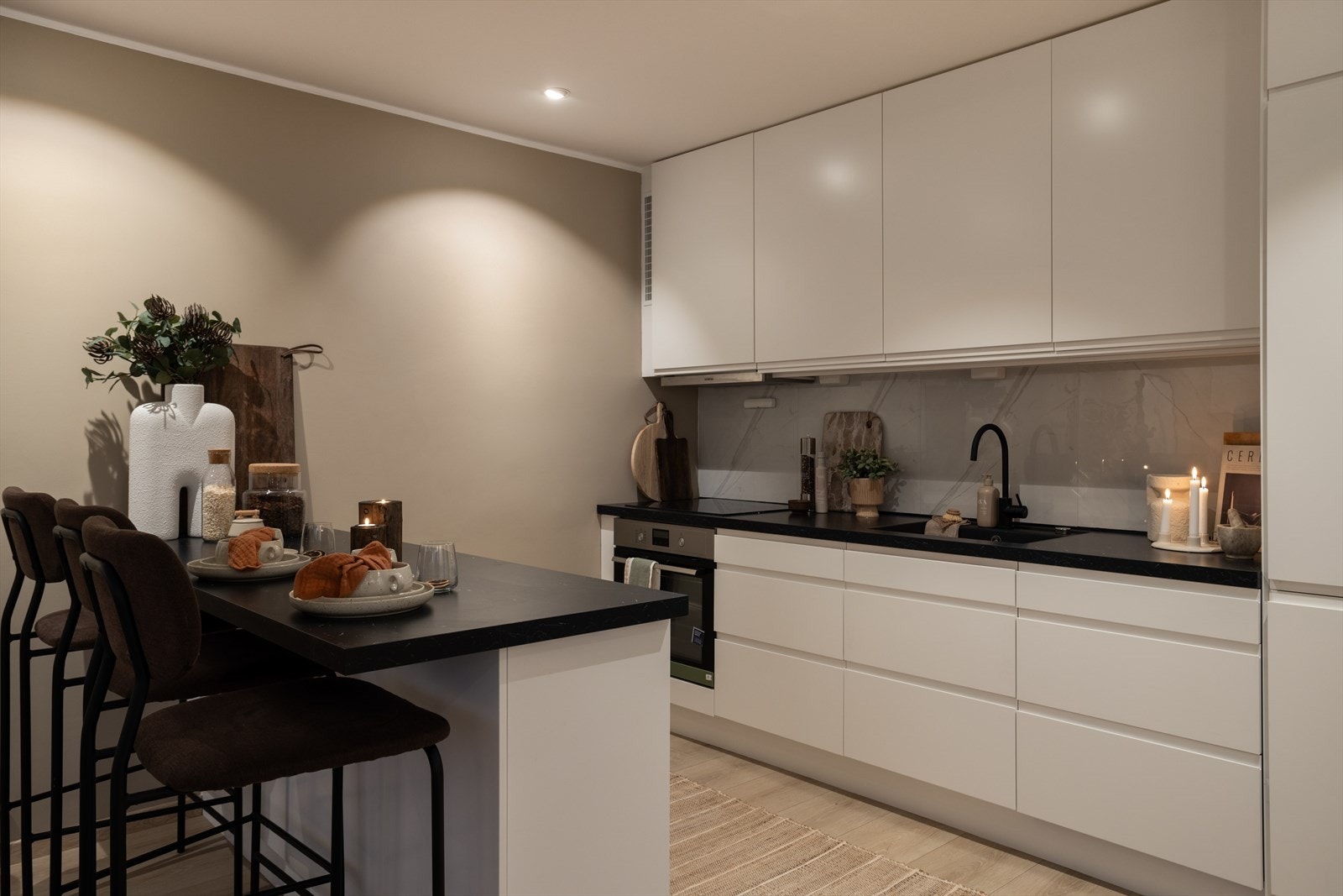 Kjøkken med stilig barløsning hvor du kan nyte frokosten før arbeidsdagen starter. Galleribilde