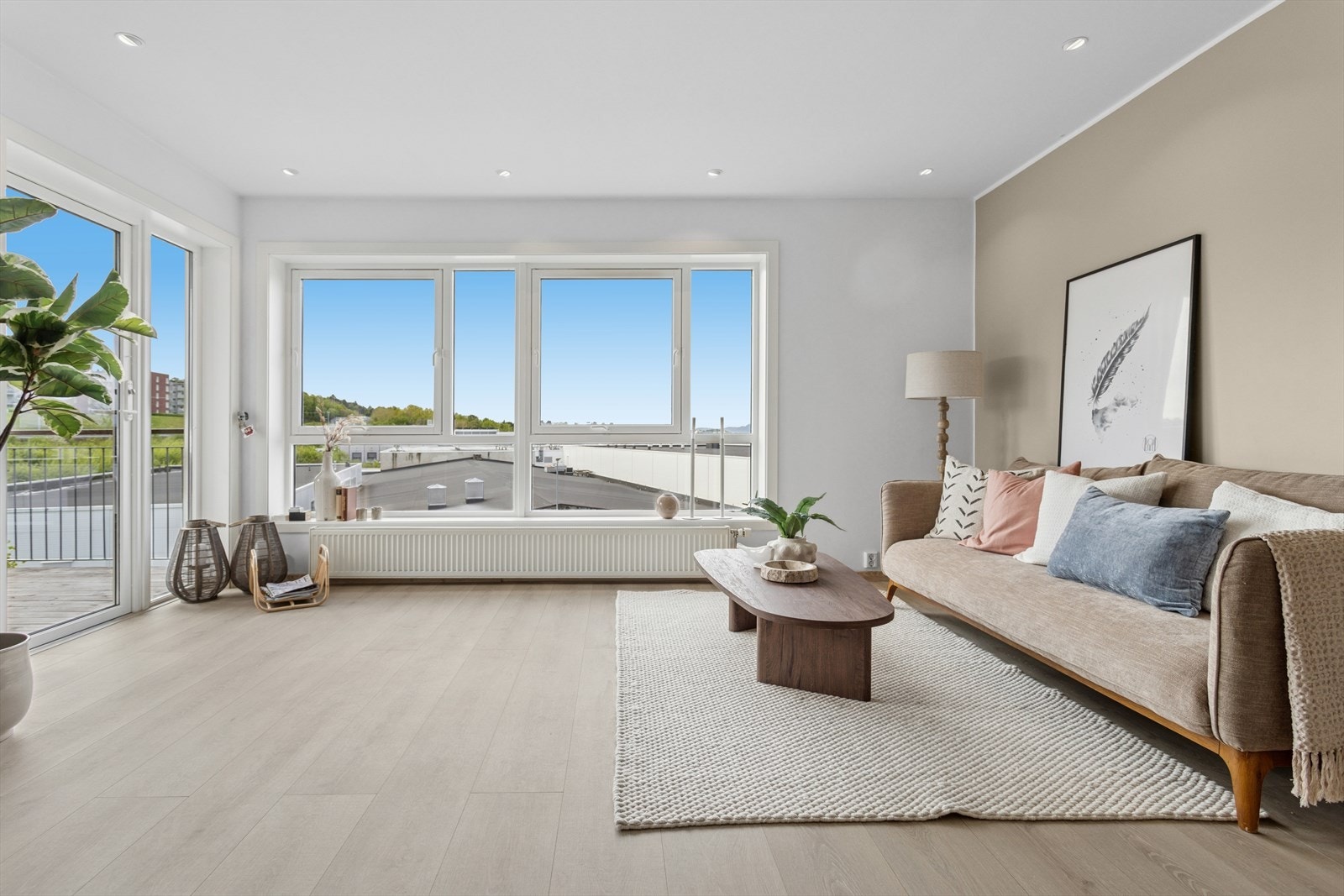 Fra stuen er det utgang til en solrik og hyggelig balkong. Galleribilde