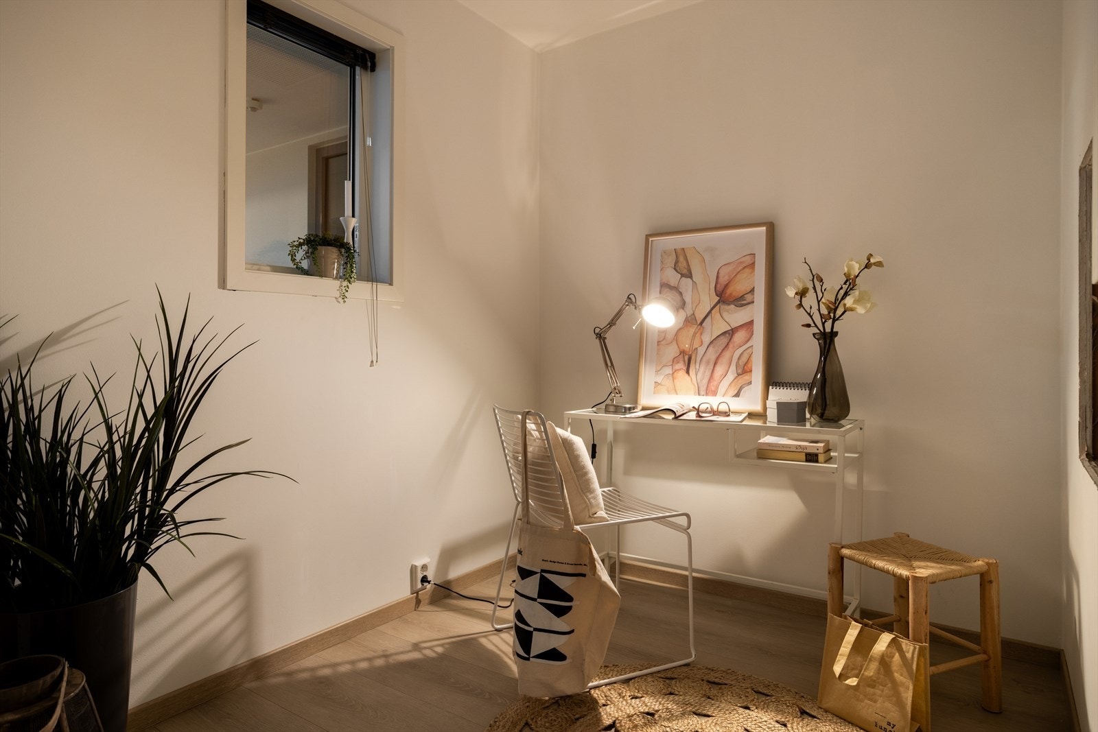 Ved entréen er det en stor bod/disp. rom på ca 5,8 m² med vindu. Galleribilde