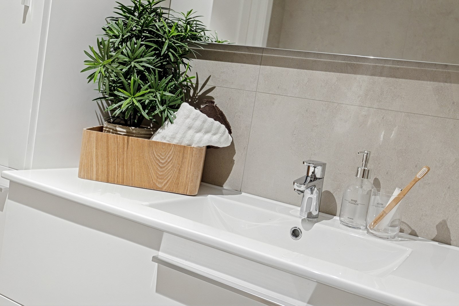 Baderommet har alle forutsetninger for at du skal få en flott start på dagen! Galleribilde